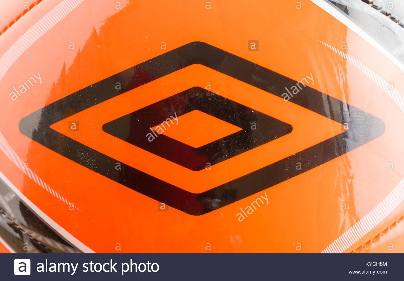 Umbro marca, signo o logotipo naranja sobre un balón de fútbol. Umbro es un  Inglés sportswear y proveedor de equipos de fútbol base en Inglaterra  Fotografía de stock - Alamy