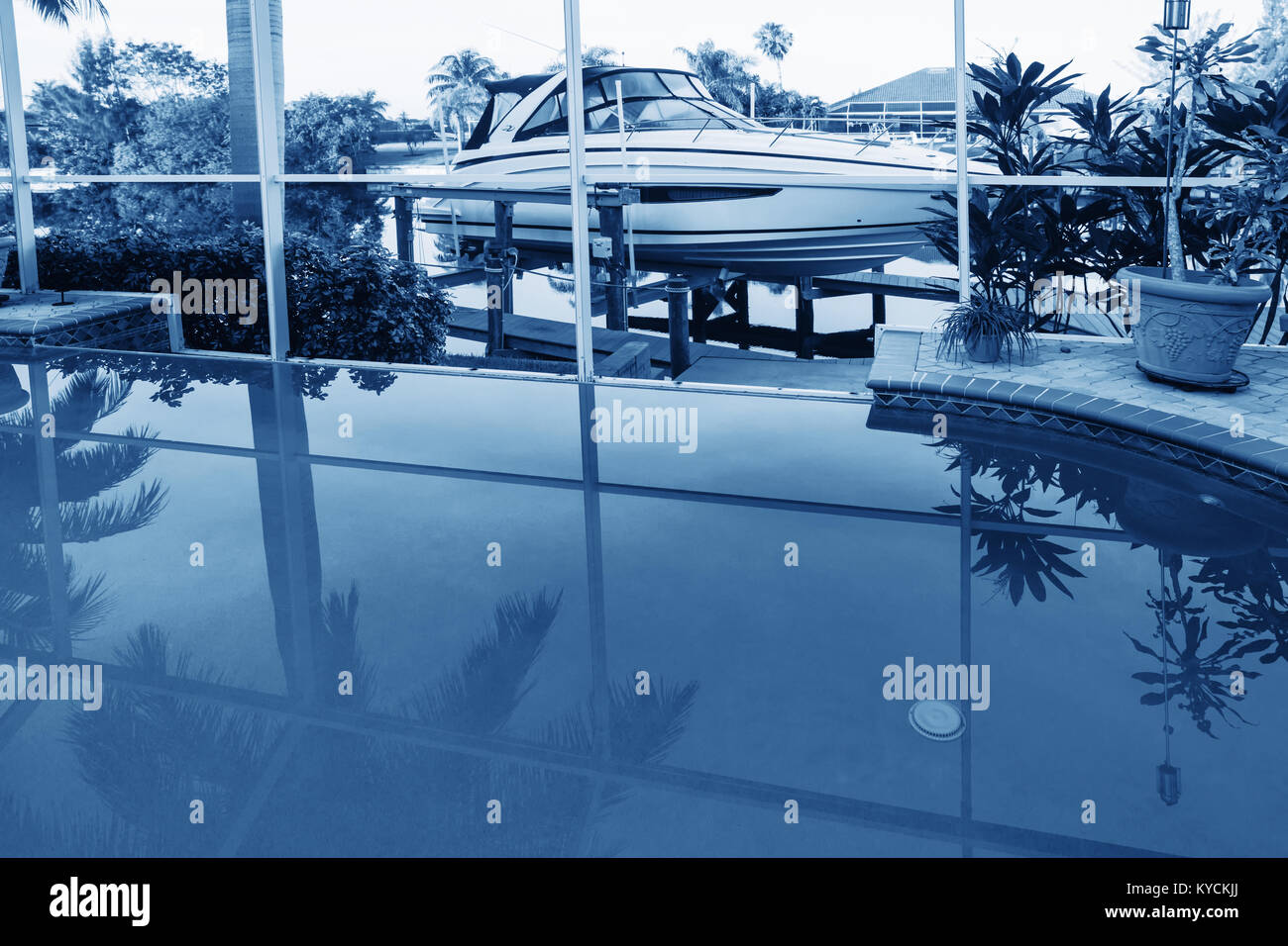 Casa Piscina Enterrada En El Patio Con Malla Protectora El Sur De