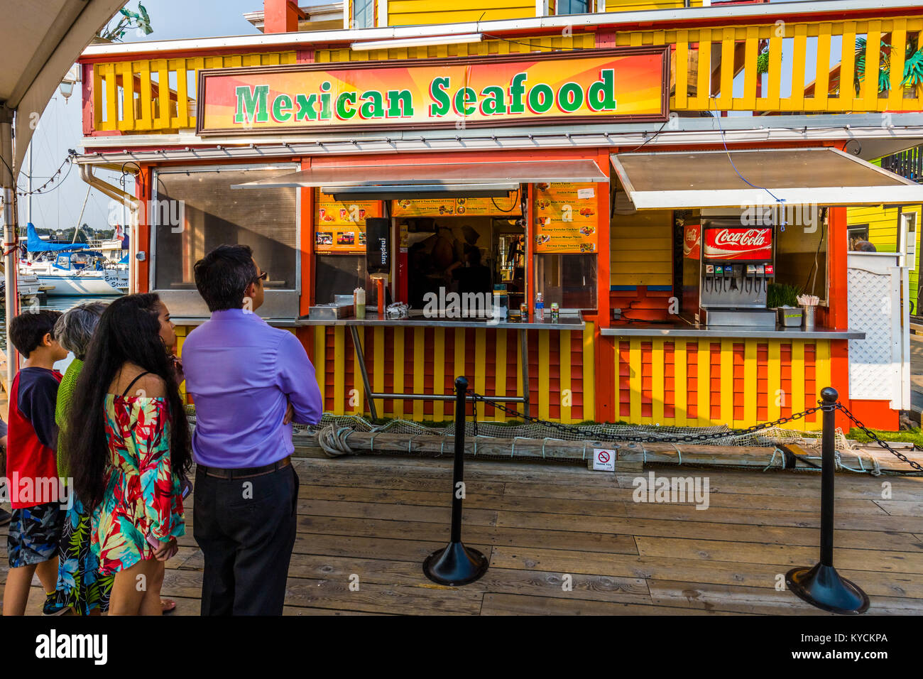 Mariscos mexicana en Fisherman's Wharf en Victoria, Canadá, una atracción turística con quioscos de comida, tiendas y hogares de flotación o houseboats Foto de stock
