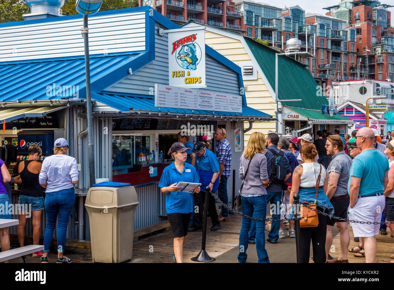 Barb's Fish & Chips en Fisherman's Wharf en Victoria, Canadá, una atracción turística con quioscos de comida, tiendas y hogares de flotación o houseboats Foto de stock