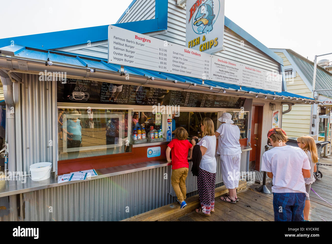 Barb's Fish & Chips en Fisherman's Wharf en Victoria, Canadá, una atracción turística con quioscos de comida, tiendas y hogares de flotación o houseboats Foto de stock