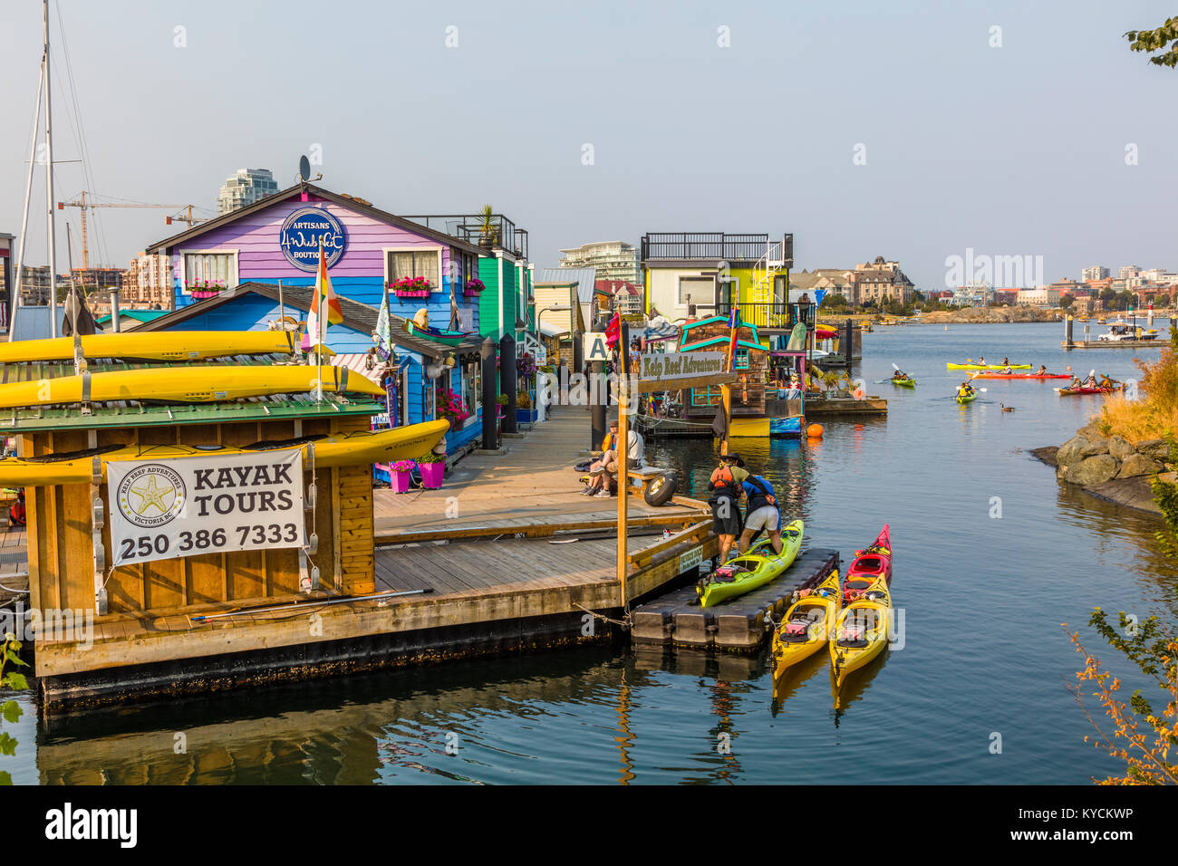 Fisherman's Wharf en Victoria, Canadá, una atracción turística con quioscos de comida, tiendas y hogares de flotación o houseboats Foto de stock