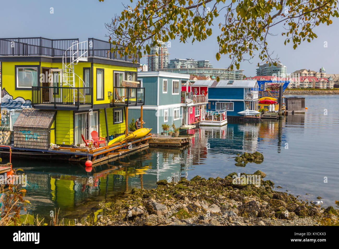 Fisherman's Wharf en Victoria, Canadá, una atracción turística con quioscos de comida, tiendas y hogares de flotación o houseboats Foto de stock