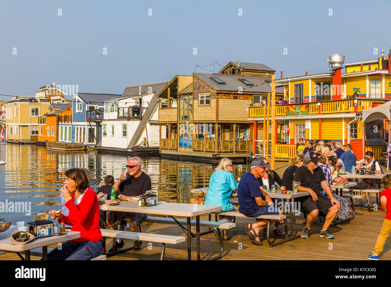 El comedor al aire libre en Fisherman's Wharf en Victoria, Canadá, una atracción turística con quioscos de comida, tiendas y hogares de flotación o houseboats Foto de stock