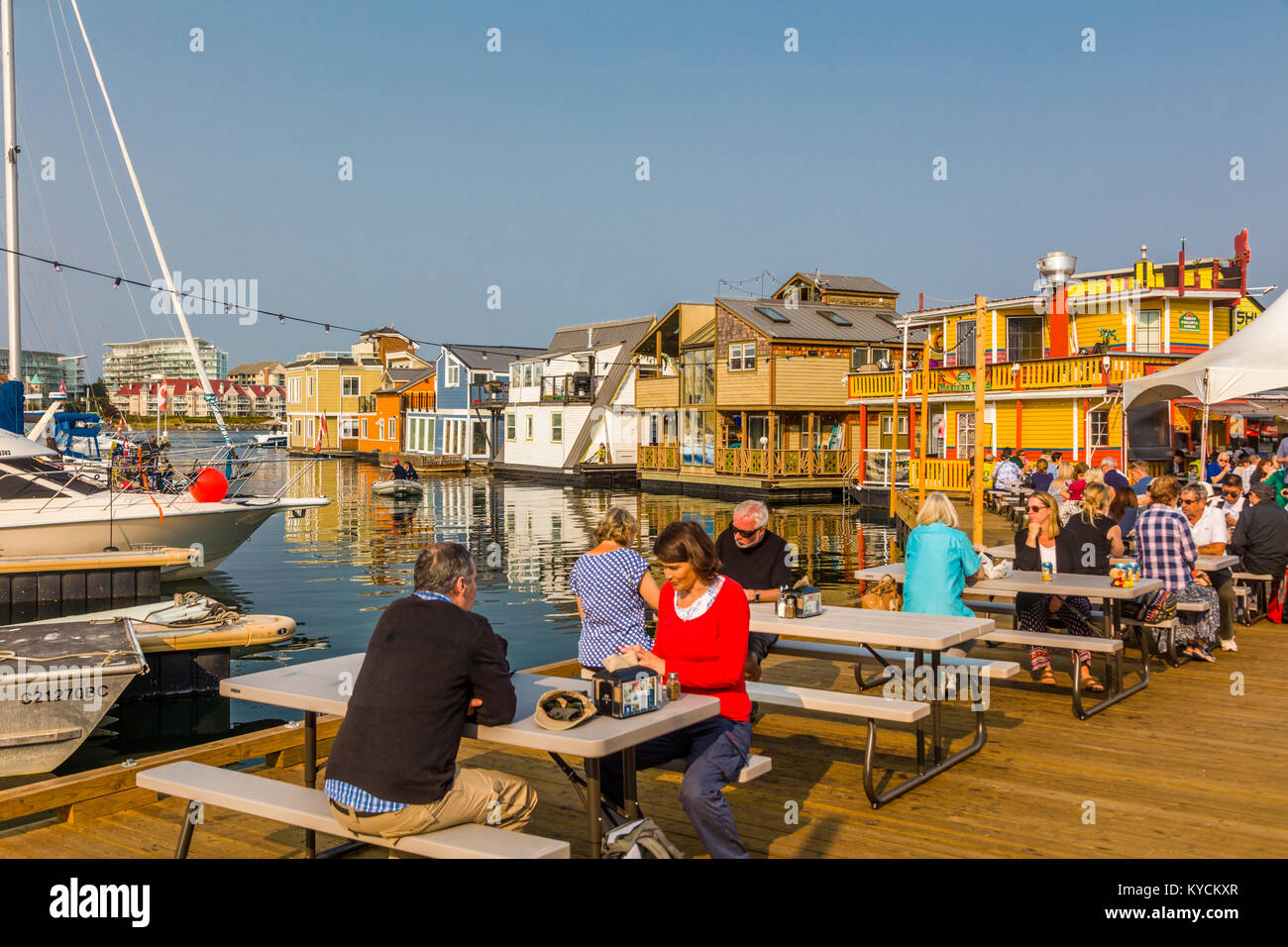 El comedor al aire libre en Fisherman's Wharf en Victoria, Canadá, una atracción turística con quioscos de comida, tiendas y hogares de flotación o houseboats Foto de stock