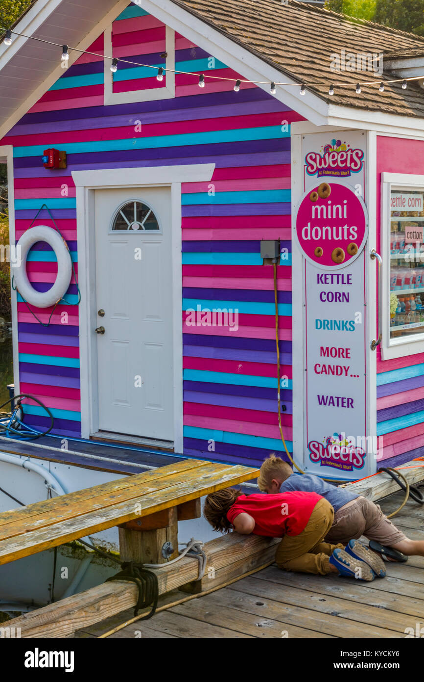 Edificio Cololful en Fisherman's Wharf en Victoria, Canadá, una atracción turística con quioscos de comida, tiendas y hogares de flotación o houseboats Foto de stock