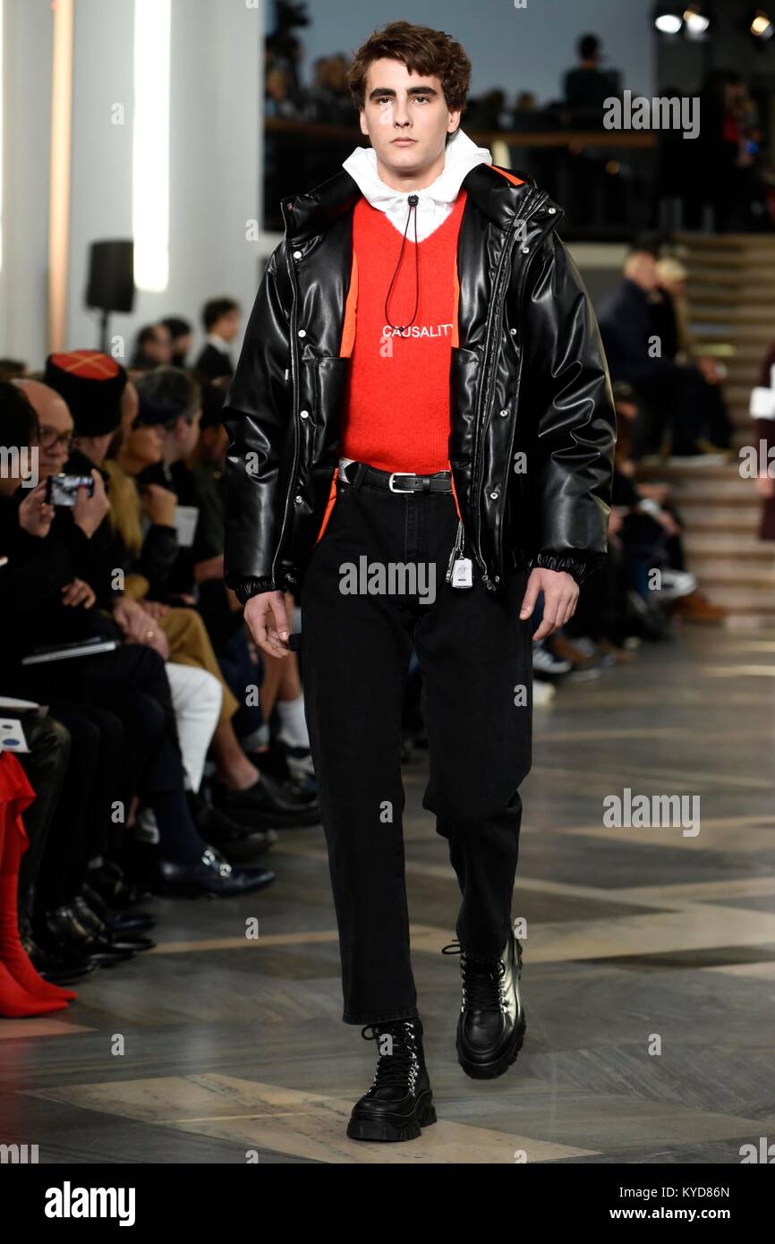 de la moda de Milán hombre otoño/invierno 2018/2019 MSGM Show. estudiantes de la universidad estatal están desfilando Crédito: Agencia Fotográfica Independiente Srl/Alamy News Fotografía de stock - Alamy