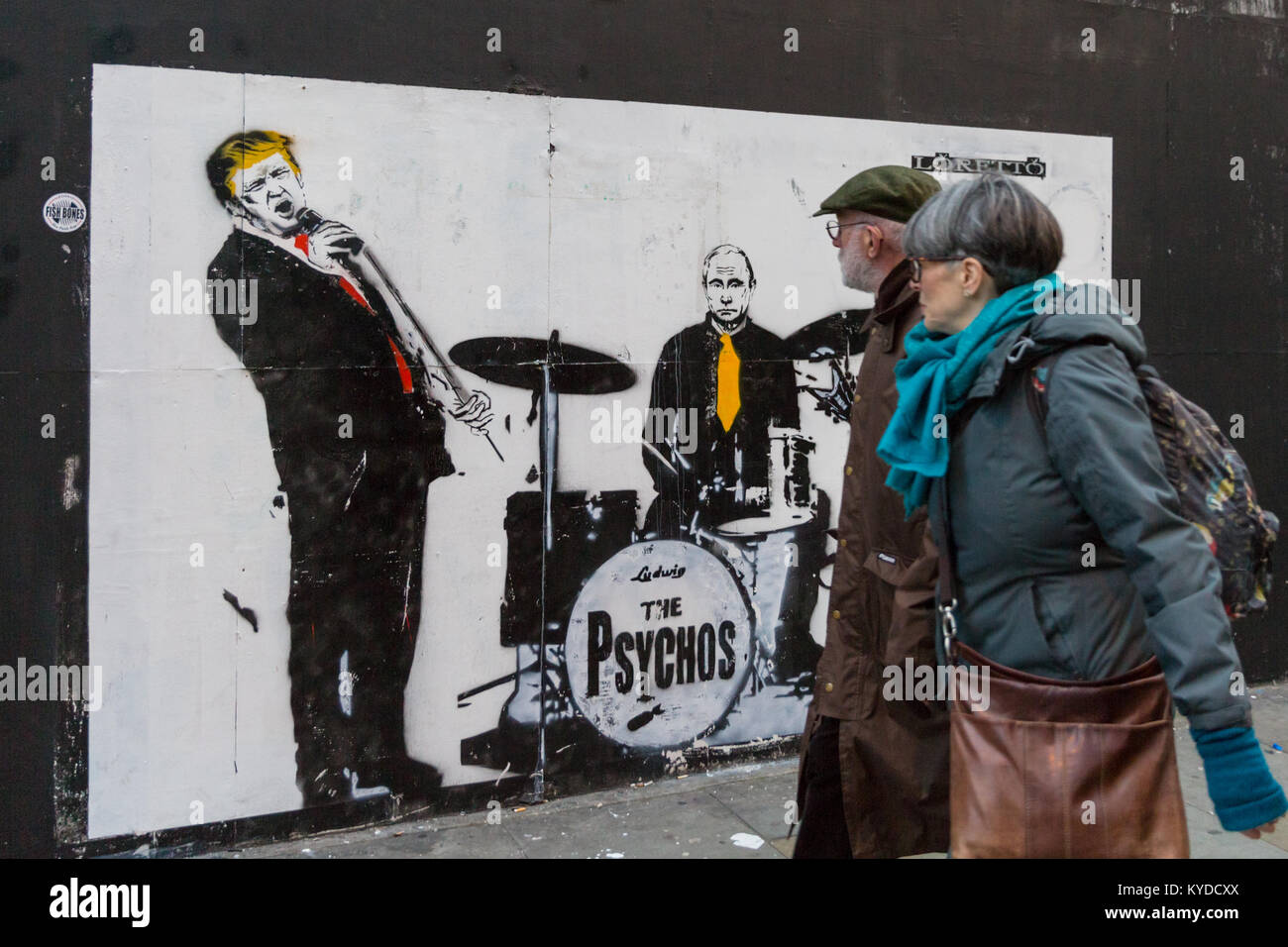 Shoreditch, Londres, 14 de enero de 2018. Los londinenses y los turistas reaccionan e interactúan con una nueva obra de arte por la Calle Loreto, representando el presidente estadounidense Donald Trump como vocalista de la banda 'Psychos', con Vladimir Putin en bidones y Corea del Norte, Kim Jong-ONU sobre la guitarra. La obra es del artista londinense Loretto, cuyas piezas con el contexto sociopolítico, en banksy esque-estilo, han aparecido en Londres durante el último año. Crédito: Imageplotter noticias y deportes/Alamy Live News Foto de stock