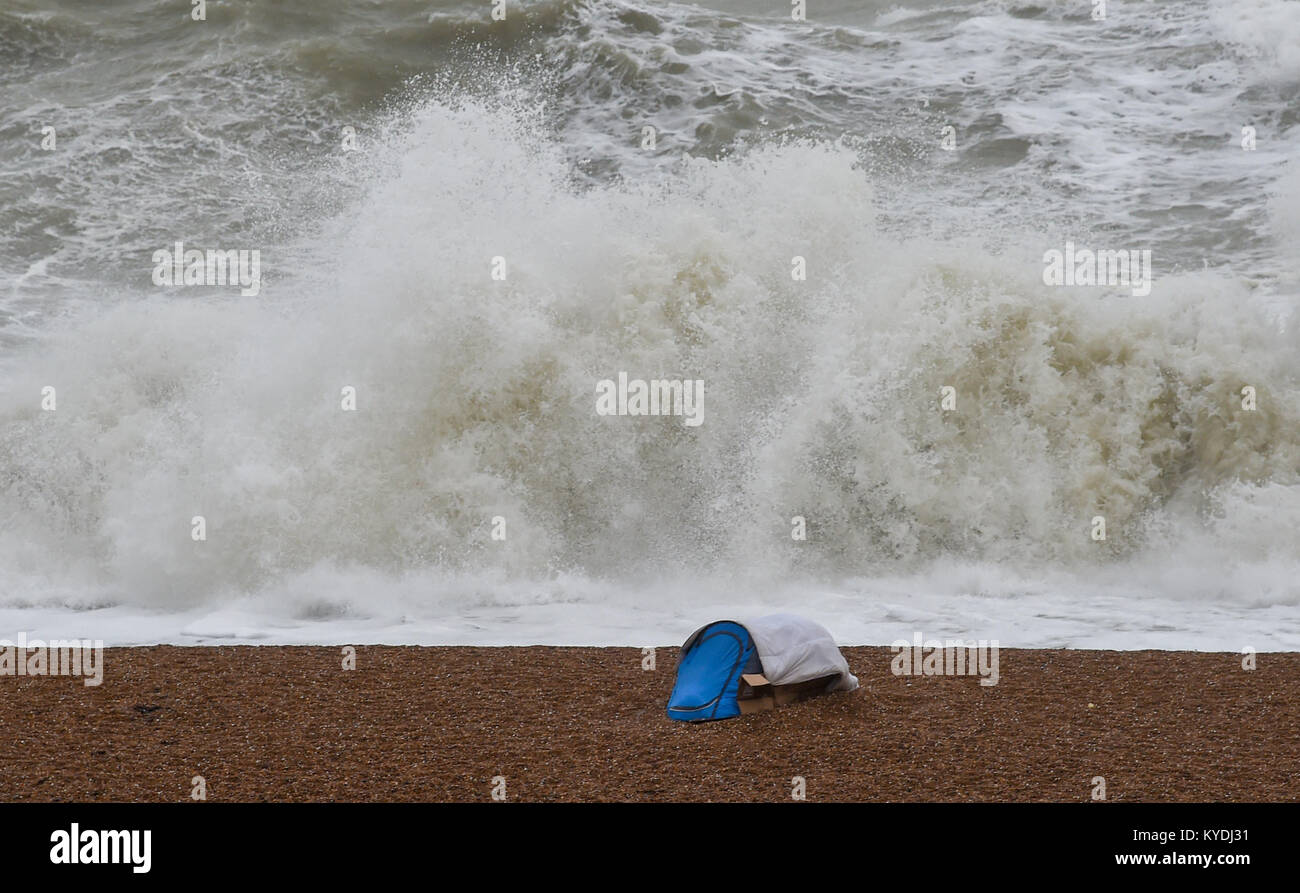 Brighton, Reino Unido. 15 Enero, 2018. Una carpa está precariamente lanzó en Brighton Beach esta mañana como las olas rompen en durante los vendavales y lluvias a lo largo de la costa sur, con previsión de clima frío para golpear a Gran Bretaña a finales de la semana Credit: Simon Dack/Alamy Live News Foto de stock