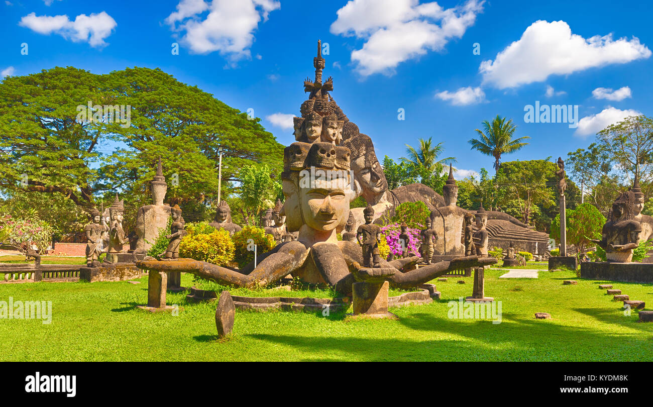 Hermosa vista de esculturas de Buda Parque, Vientiane, Laos Foto de stock
