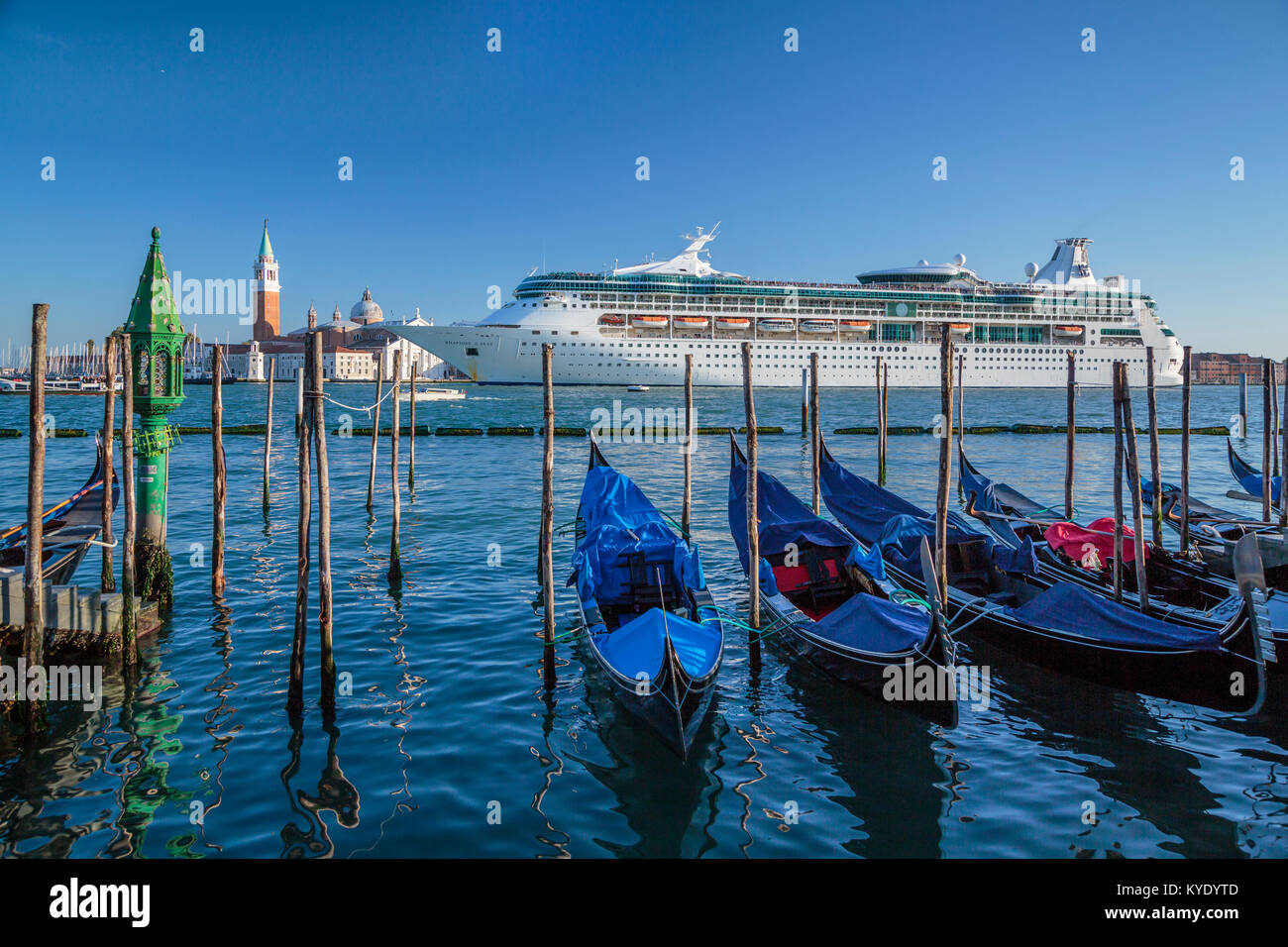 El Royal Caribbean Cruise Ship Rhapsody de los mares y las góndolas en el  Veneto, Venecia, Italia, Europa Fotografía de stock - Alamy