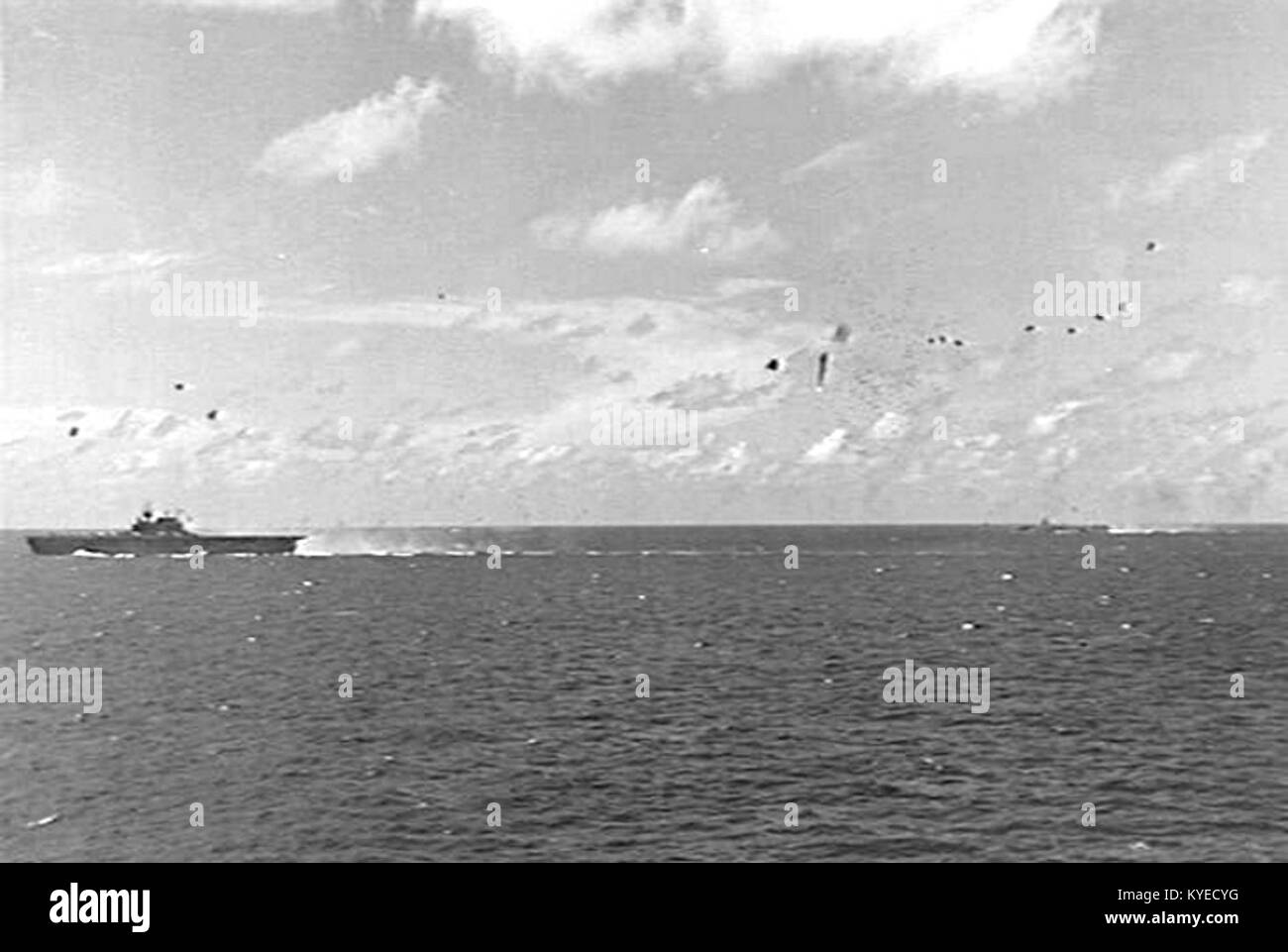 USS Enterprise (CV-6) bajo ataque en la batalla del Golfo de Leyte 1944 Foto de stock