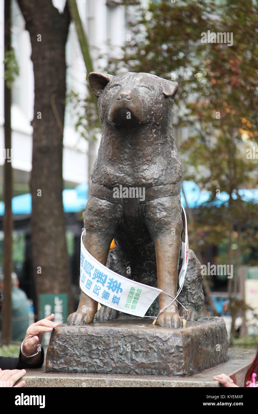 Estatua de Hachiko fuera de estación de Shibuya de Tokio, Japón, un perro Akita que es recordado por esperando a su dueño en la estación cada día durante muchos años después de la muerte del hombre, convirtiéndose en un símbolo para los japoneses ideales de lealtad y persistencia, 13 de octubre de 2017. () Foto de stock