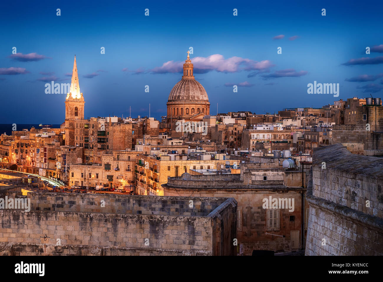 La Valetta, Malta: Vista aérea desde las murallas de la ciudad. La Catedral Foto de stock