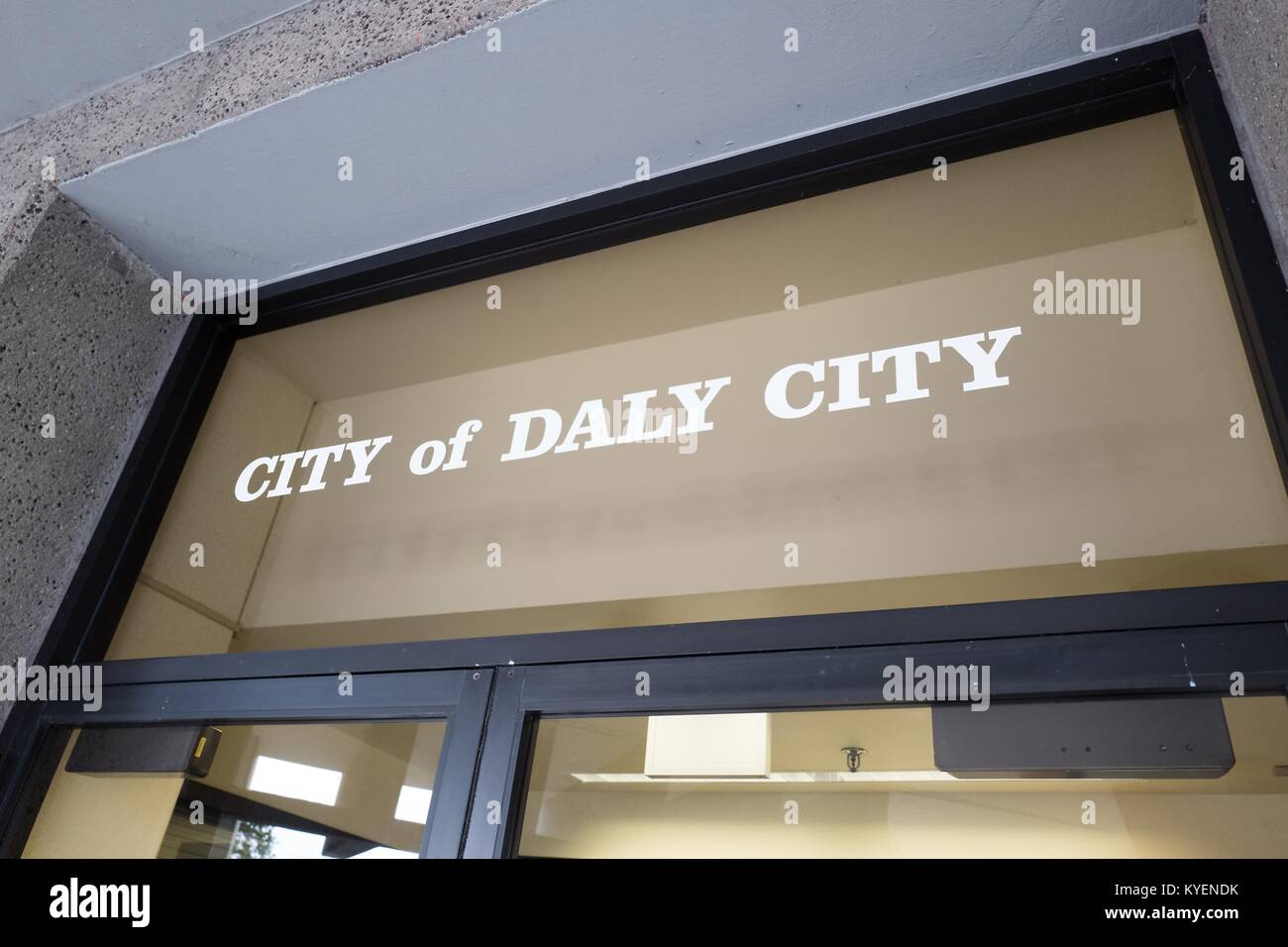 Lectura de texto ciudad de Daly City sobre las puertas al ayuntamiento en el área de la Bahía de San Francisco, la ciudad de Daly City, California, 3 de noviembre de 2017. () Foto de stock