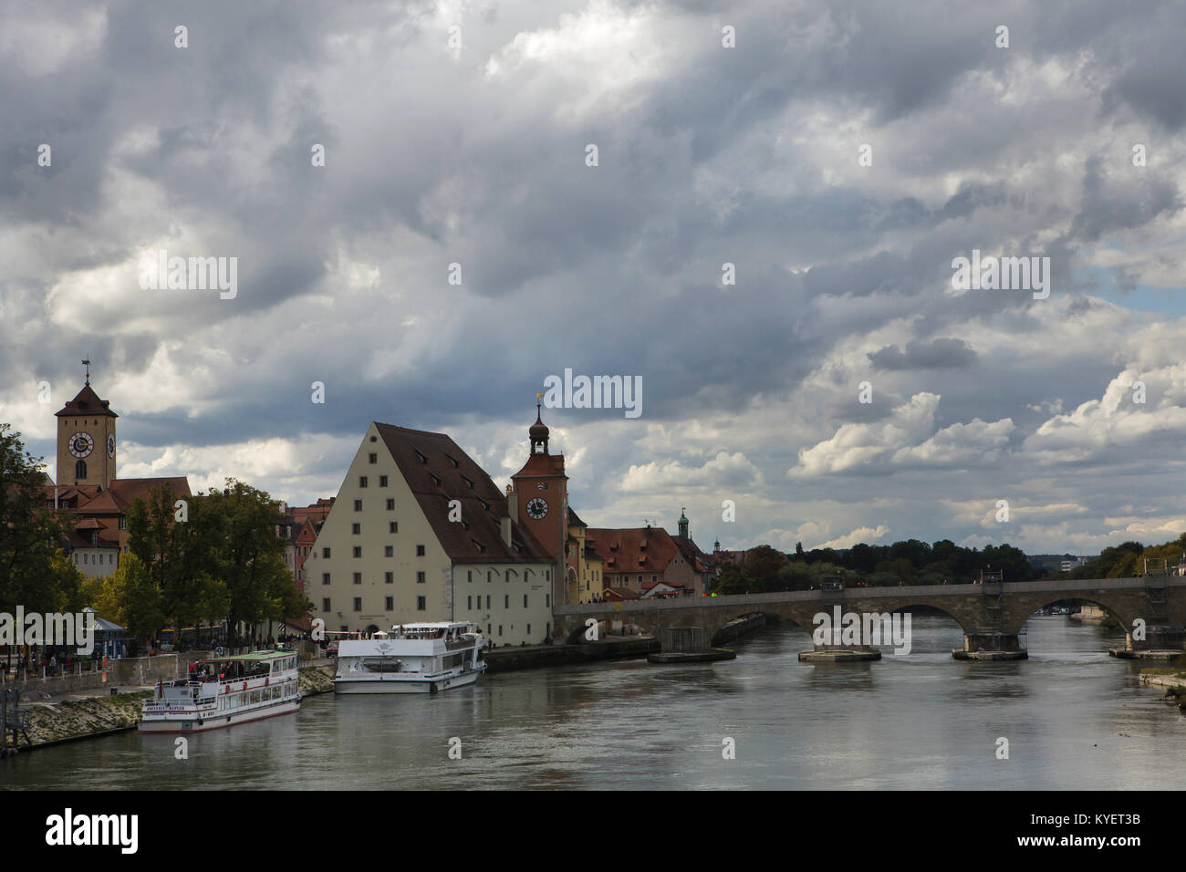 Puente de Piedra (Steinerne Brücke) cruzando el río Danubio en Regensburg, en Baviera, Alemania. El almacén de la sal (Salzstadel) y el puente medieval torre son vistos en la izquierda. Foto de stock