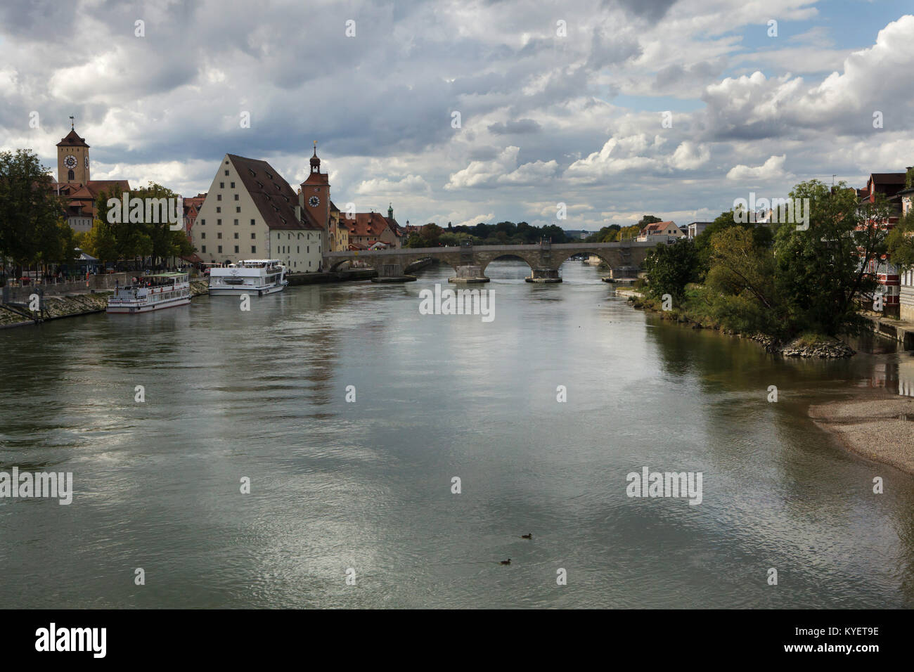 Puente de Piedra (Steinerne Brücke) cruzando el río Danubio en Regensburg, en Baviera, Alemania. El almacén de la sal (Salzstadel) y el puente medieval torre son vistos en la izquierda. Foto de stock