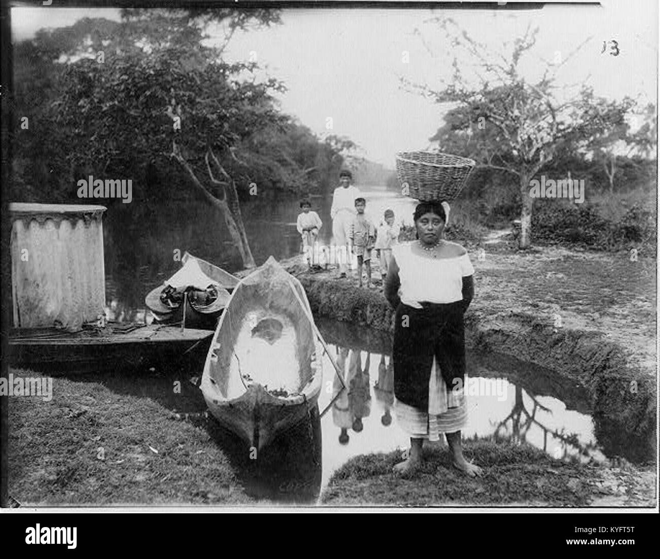 Botes en agua Imágenes de stock en blanco y negro - Alamy
