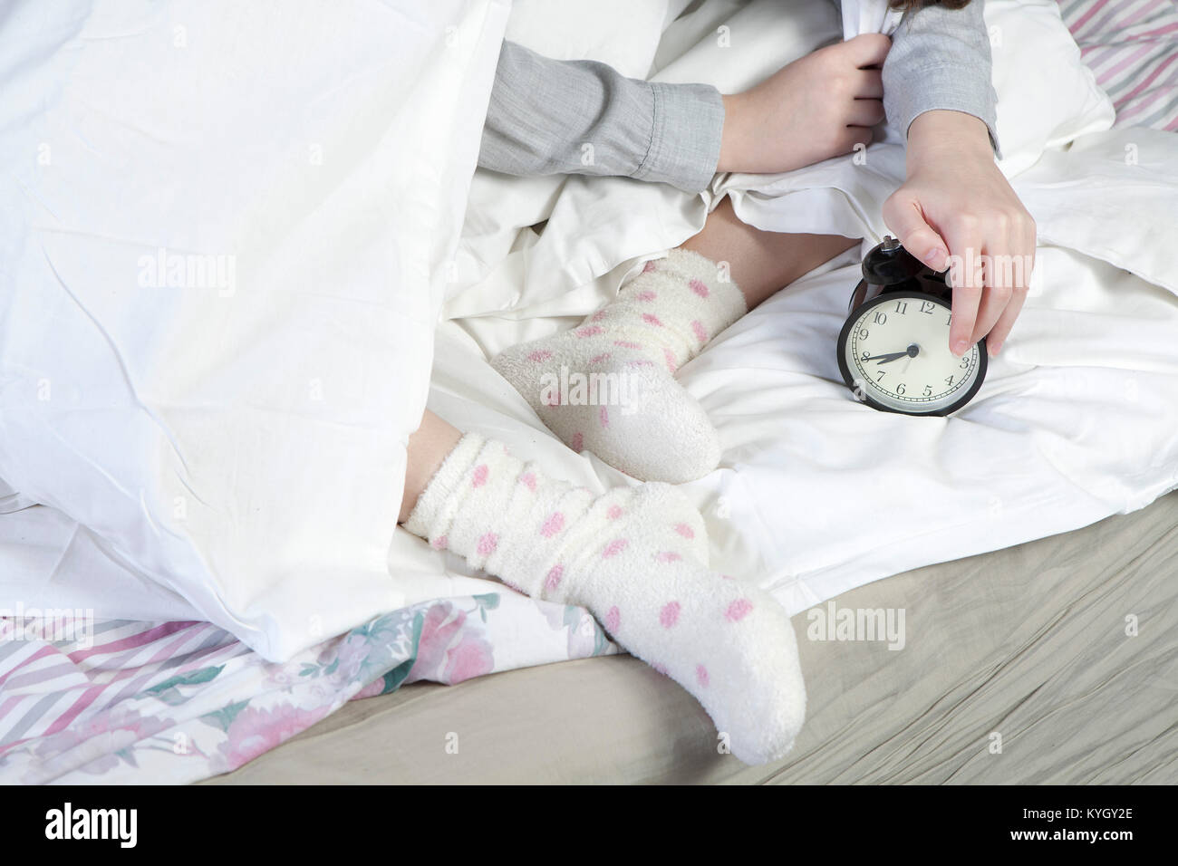piernas de mujer en calcetines rojos colgando de la cama, camas de dos  pisos Fotografía de stock - Alamy