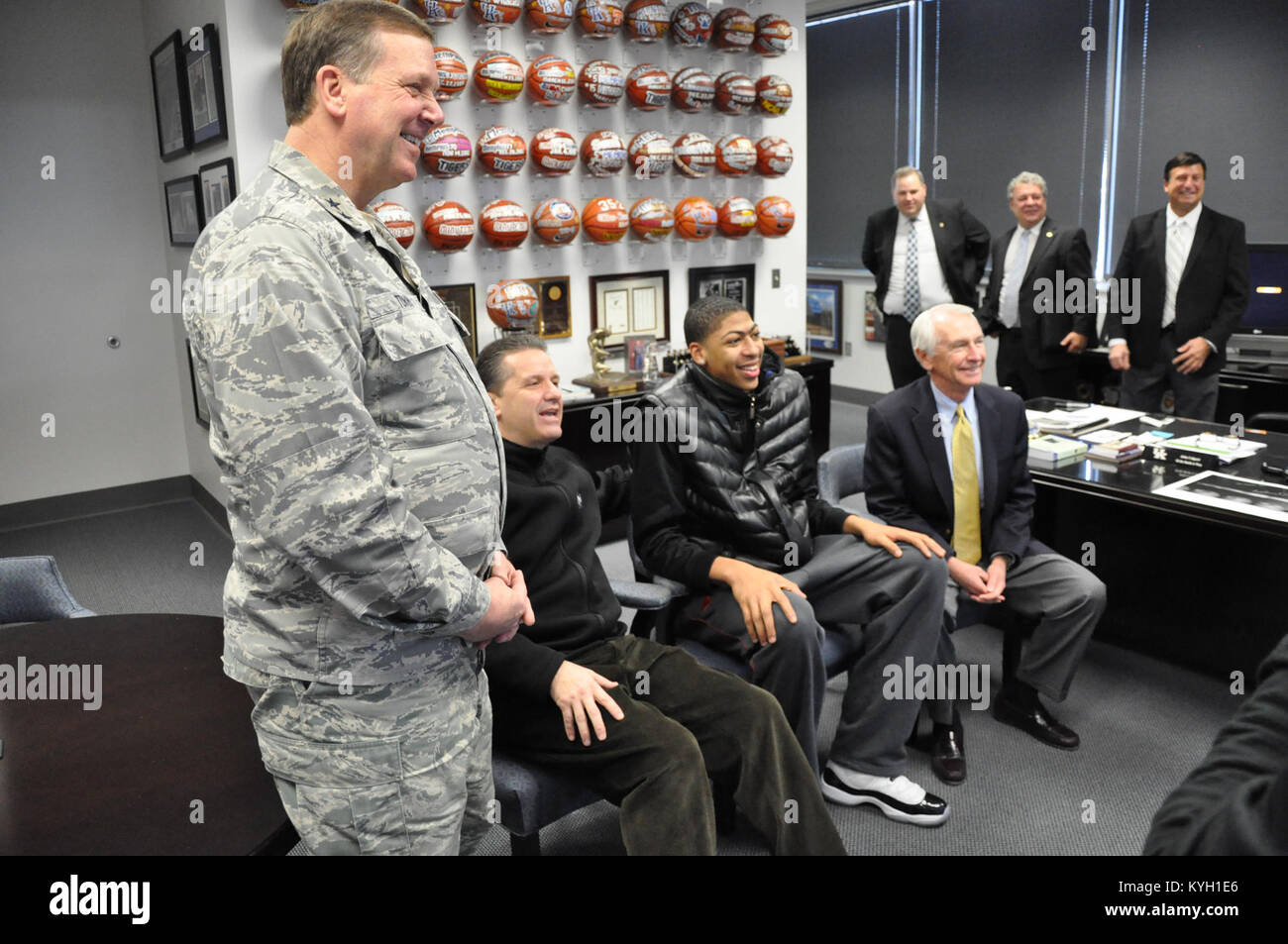 El gobernador Steve Beshear unido Kentucky's General ayudante Gral. Gen. Edward W. Tonini y Universidad de Kentucky del baloncesto de los hombres del entrenador John Calipari para hablar con los miembros de la 1204ª Batallón de Apoyo de aviación desplegada actualmente en Kuwait. Foto de stock