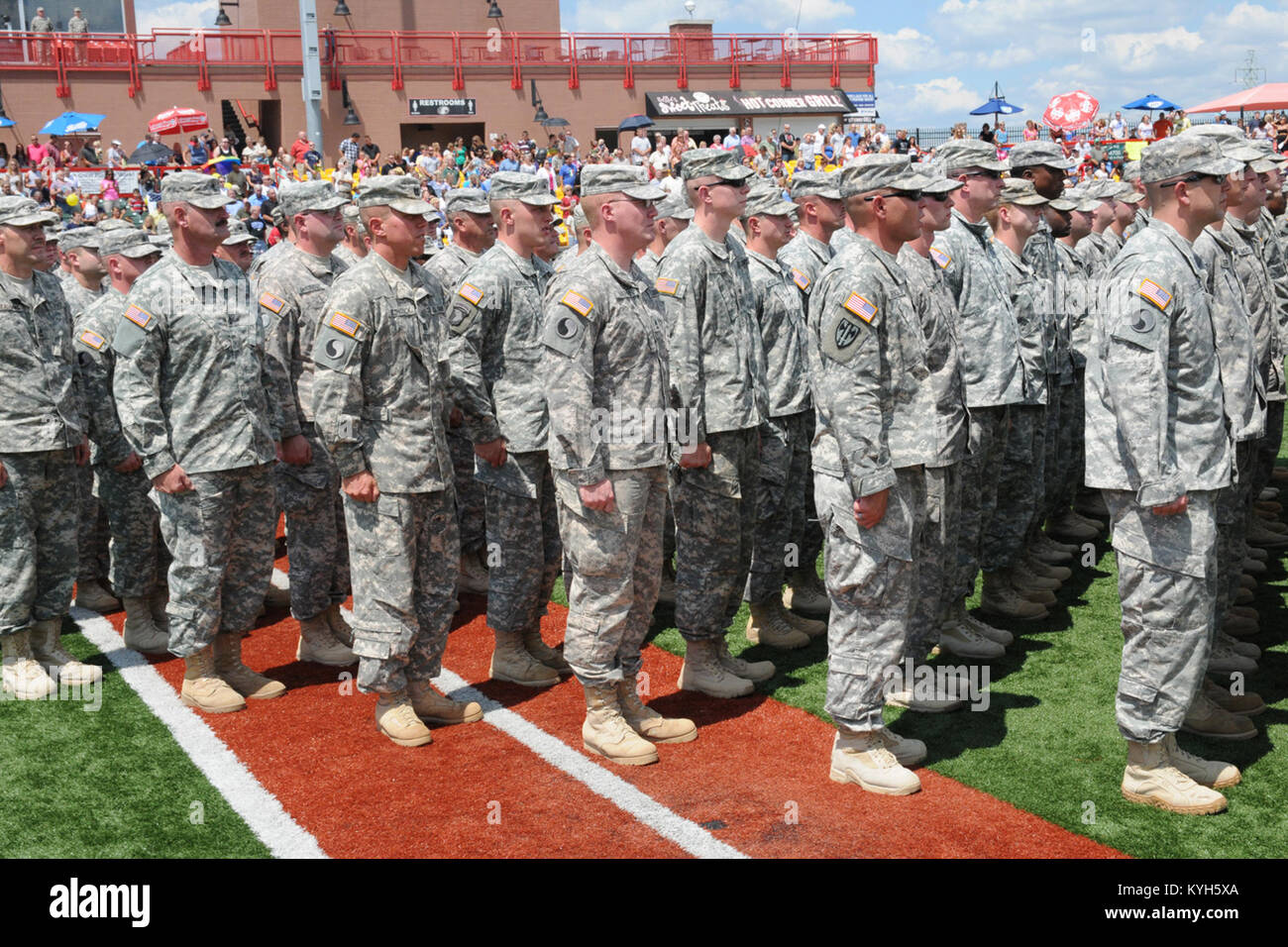 Soldados del batallón de apoyo de Aviación 1204ª stand en la atención