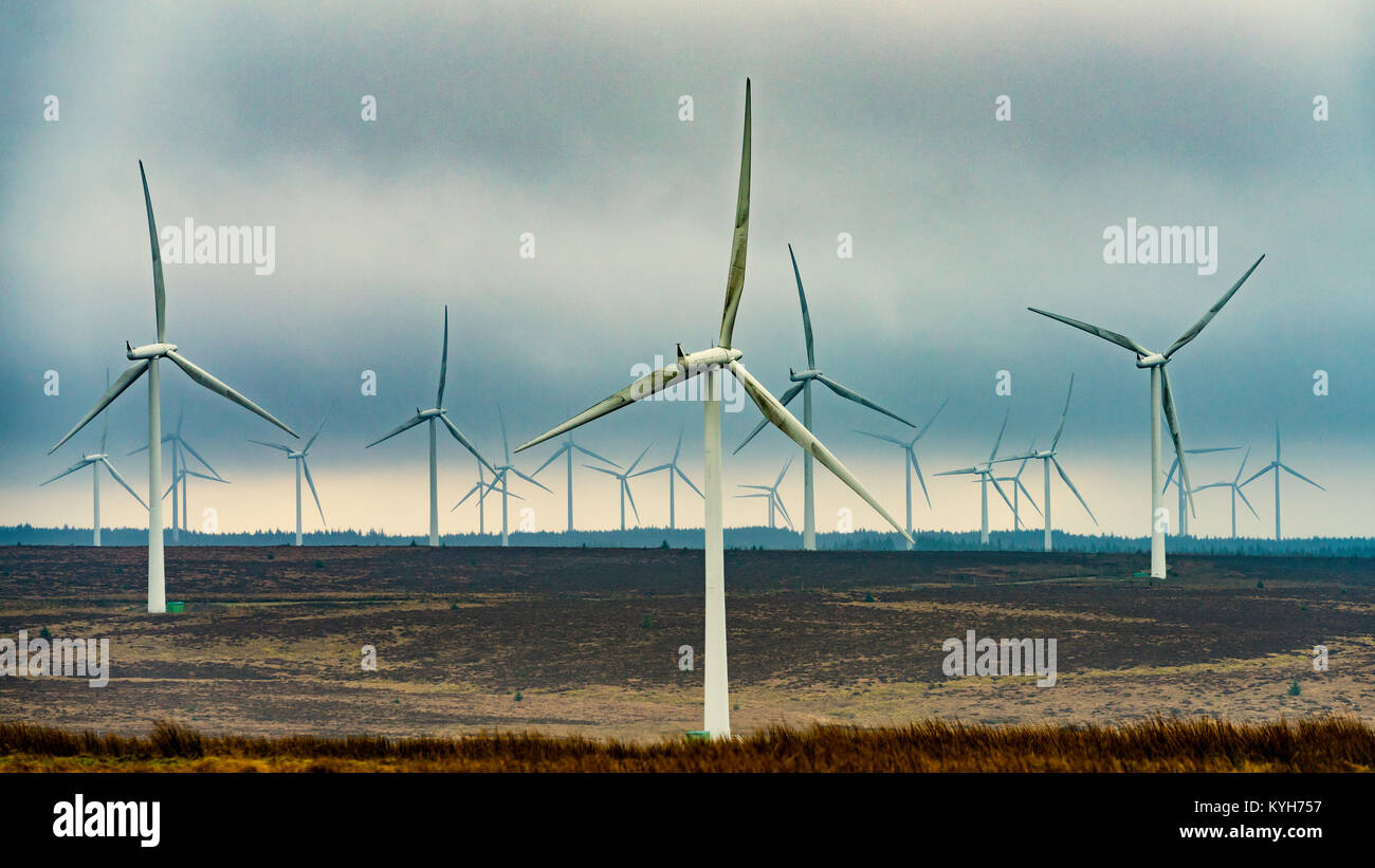 Vista de las turbinas eólicas en el parque eólico Whitelee en East Renfrewshire operado por Scottish Power, Scotland, Reino Unido Foto de stock