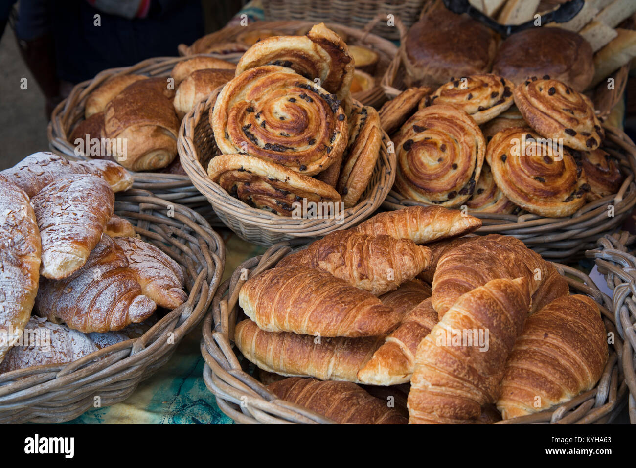 Croissants, pain au croissants de almendras y pasas a la venta en el mercado de los domingos en Stockbridge en Edimburgo, Escocia, Reino Unido. Foto de stock