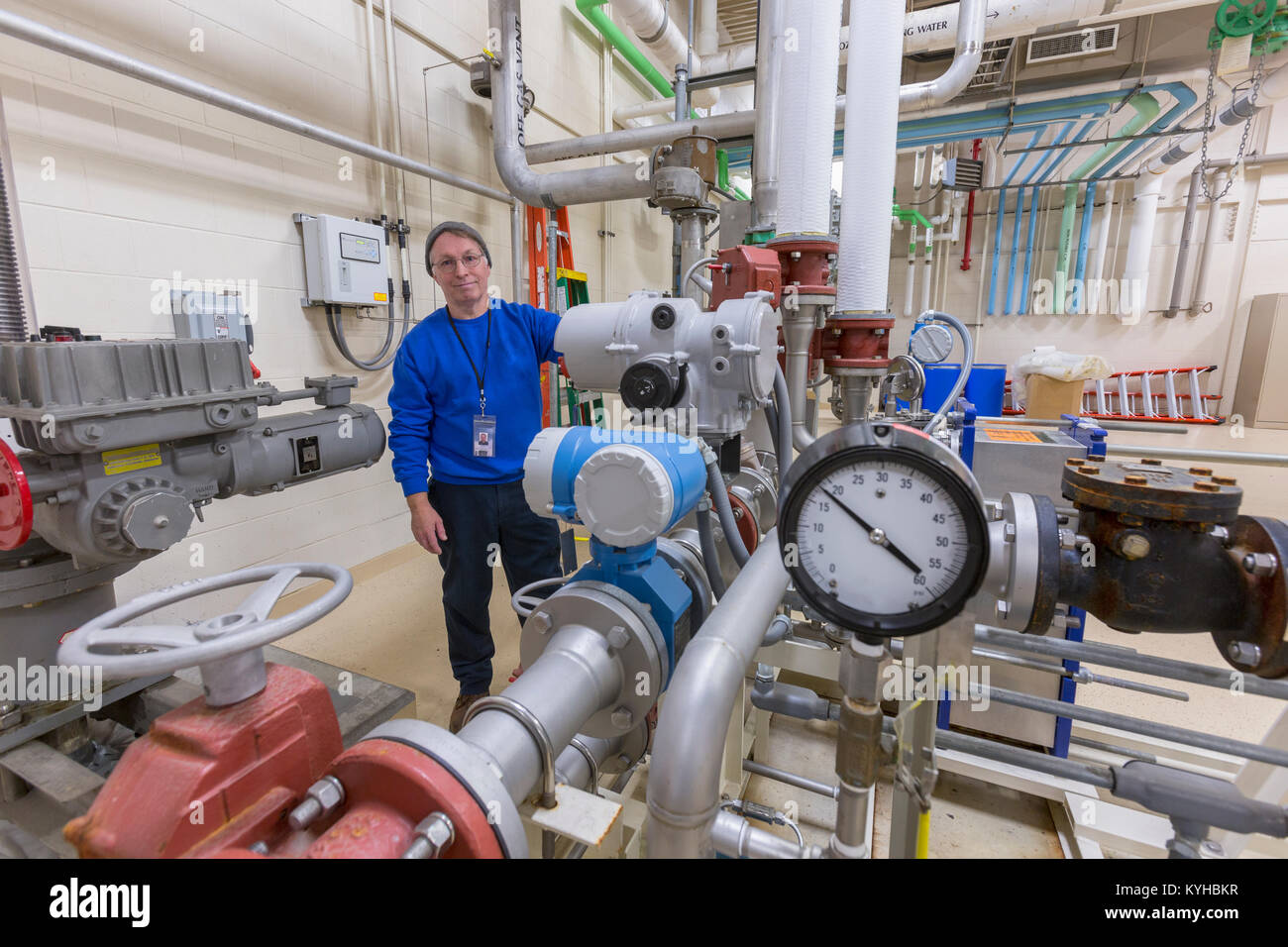 El ingeniero de la planta de tratamiento de agua de inspeccionar el