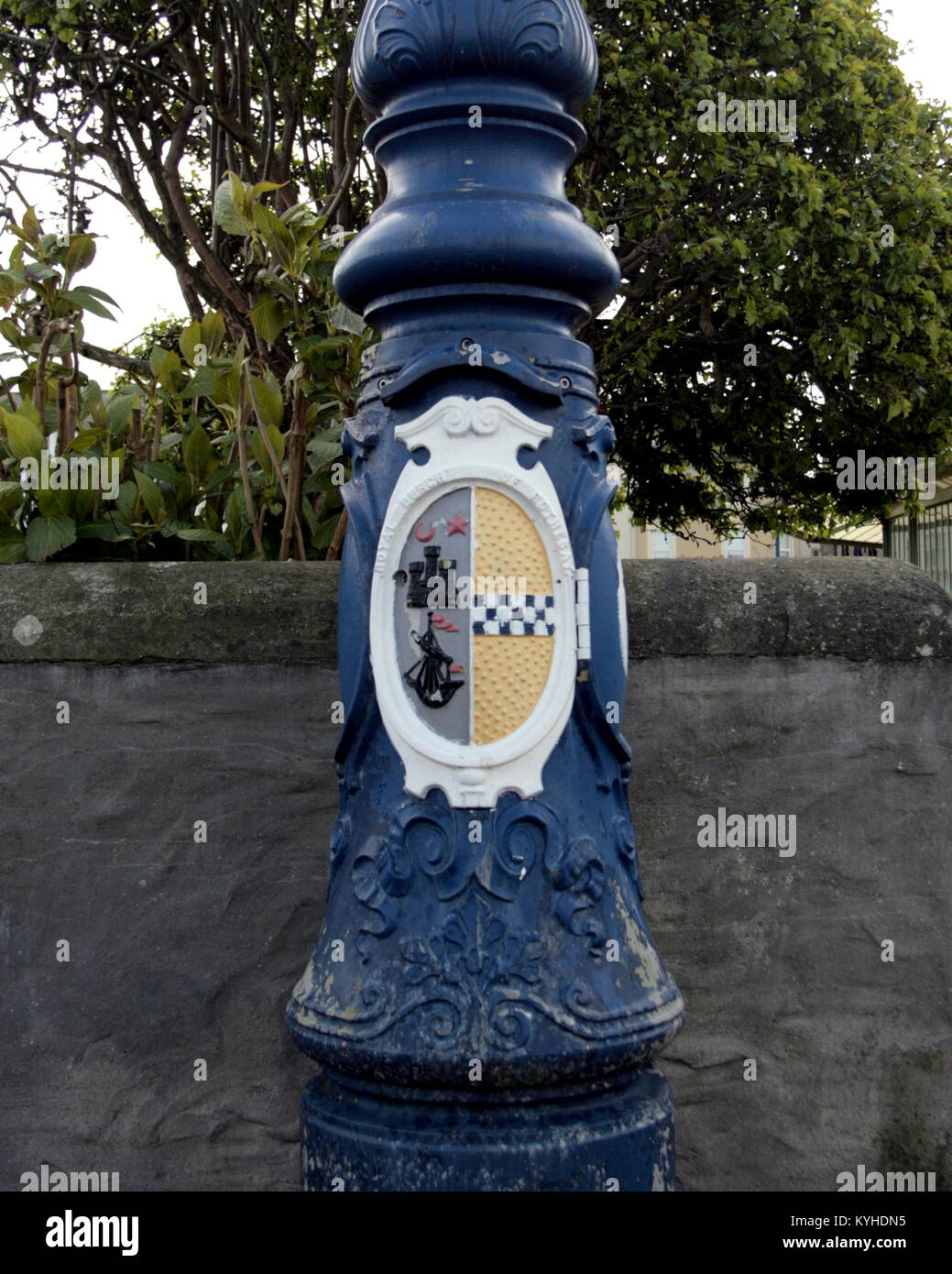 Farola ornamentados con ayuntamientos crest escudo de armas recién pintada Rothesay, Reino Unido Foto de stock