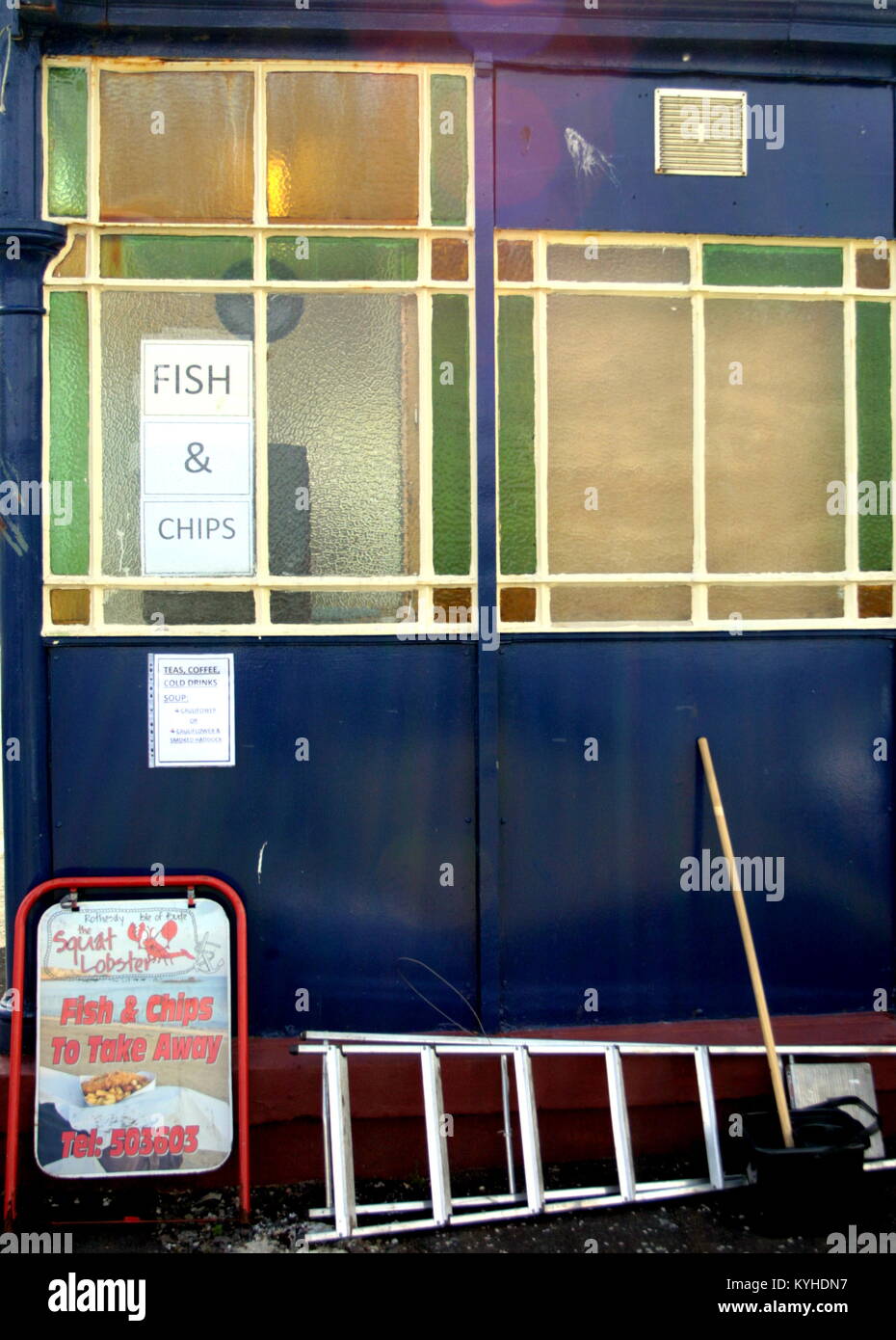 El squat lobster elogiado por The Sunday Times, al lado del mar fish and chips ventana restaurante signo Rothesay, Reino Unido Foto de stock