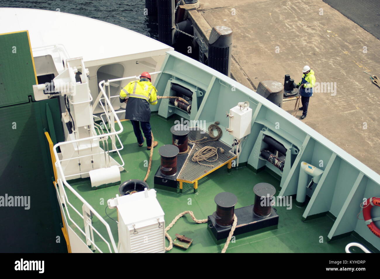 Los trabajadores se preparan para elenco de Gourock Caledonian MacBrayne ferry Argyle Rothesay, Reino Unido Foto de stock