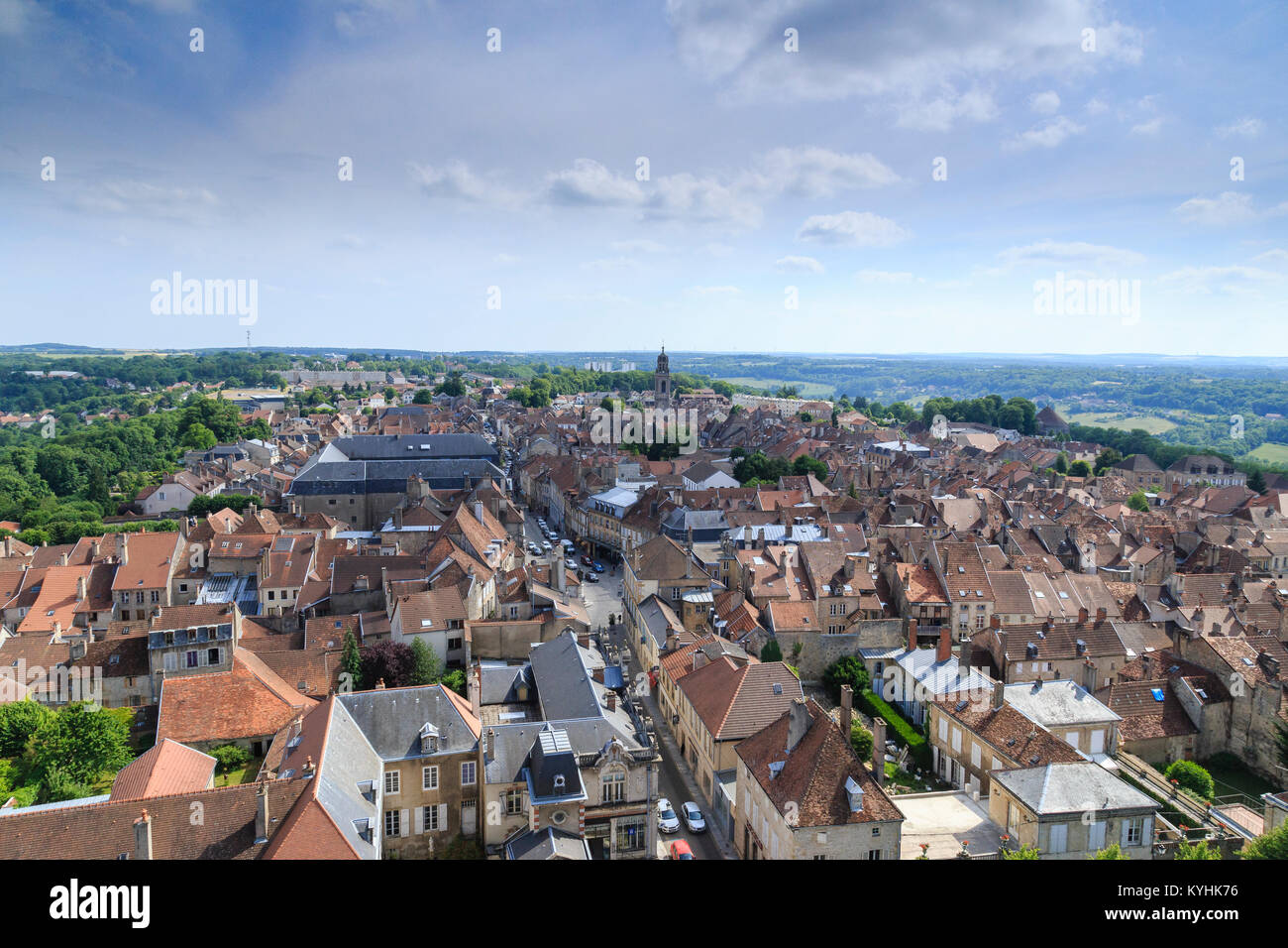 Francia, Haute-Marne (52), Langres, vue depuis le sommet de la tour sud de la Cathédrale Saint-Mammès sur la Vieille Ville // Francia, Haute-Marne, Lang Foto de stock