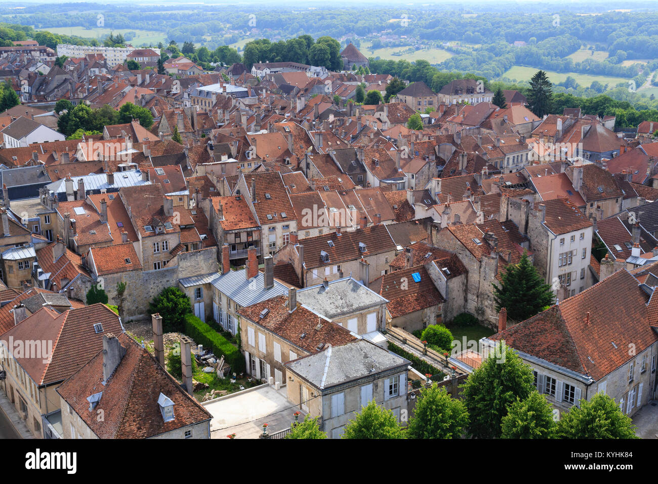 Francia, Haute-Marne (52), Langres, vue depuis le sommet de la tour sud de la Cathédrale Saint-Mammès sur la Vieille Ville // Francia, Haute-Marne, Lang Foto de stock