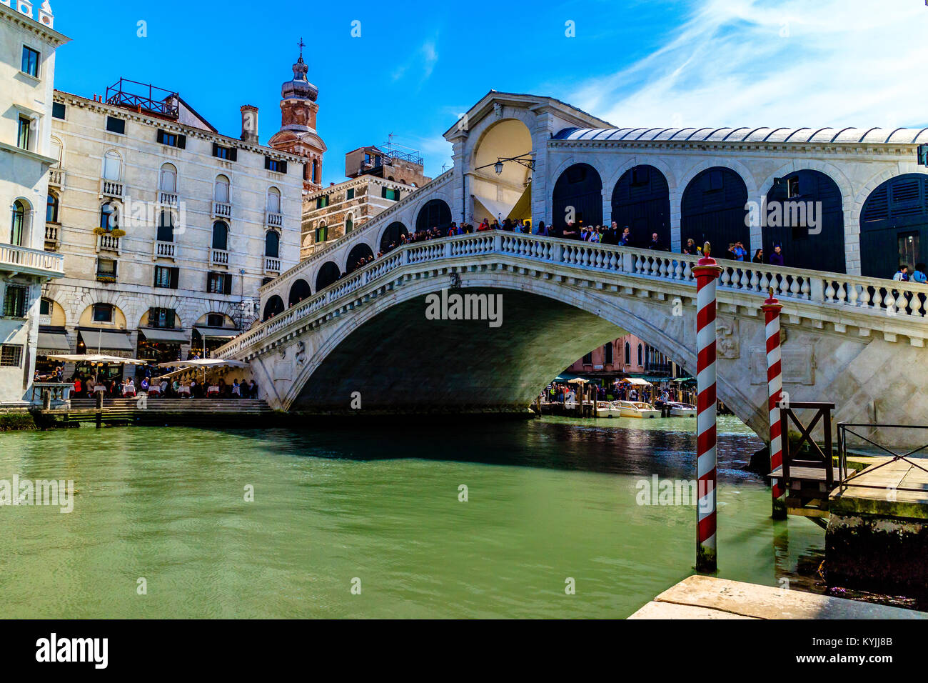 El Puente de Rialto sobre el Gran Canal de Venecia, Italia. 2017. Foto de stock