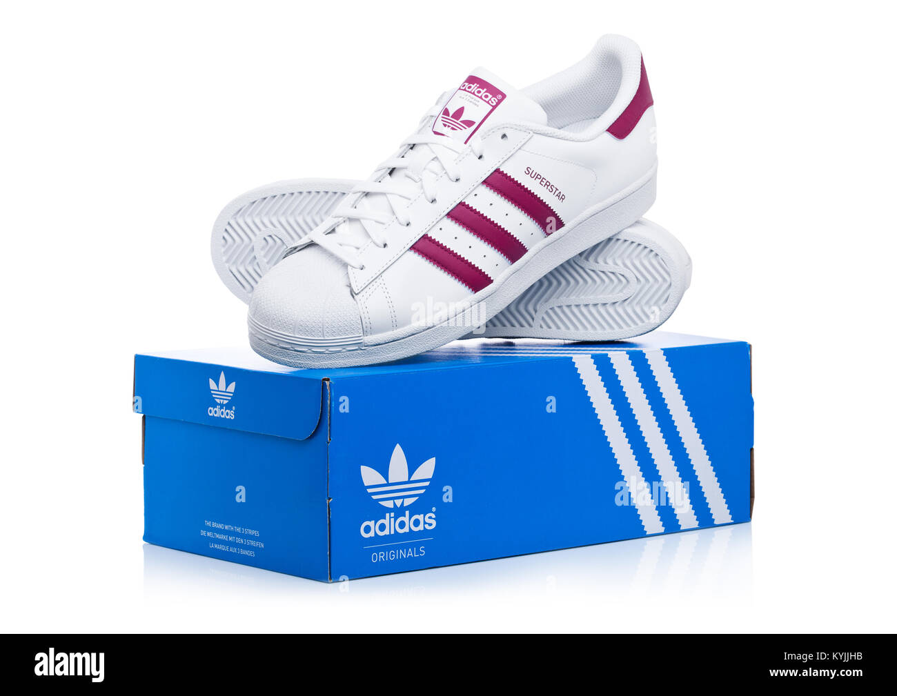 Londres, Reino Unido - de enero de 2018: Originales Adidas Superstar zapatos rojos con caja sobre fondo blanco.German corporación multinacional que diseña y man Fotografía de stock - Alamy