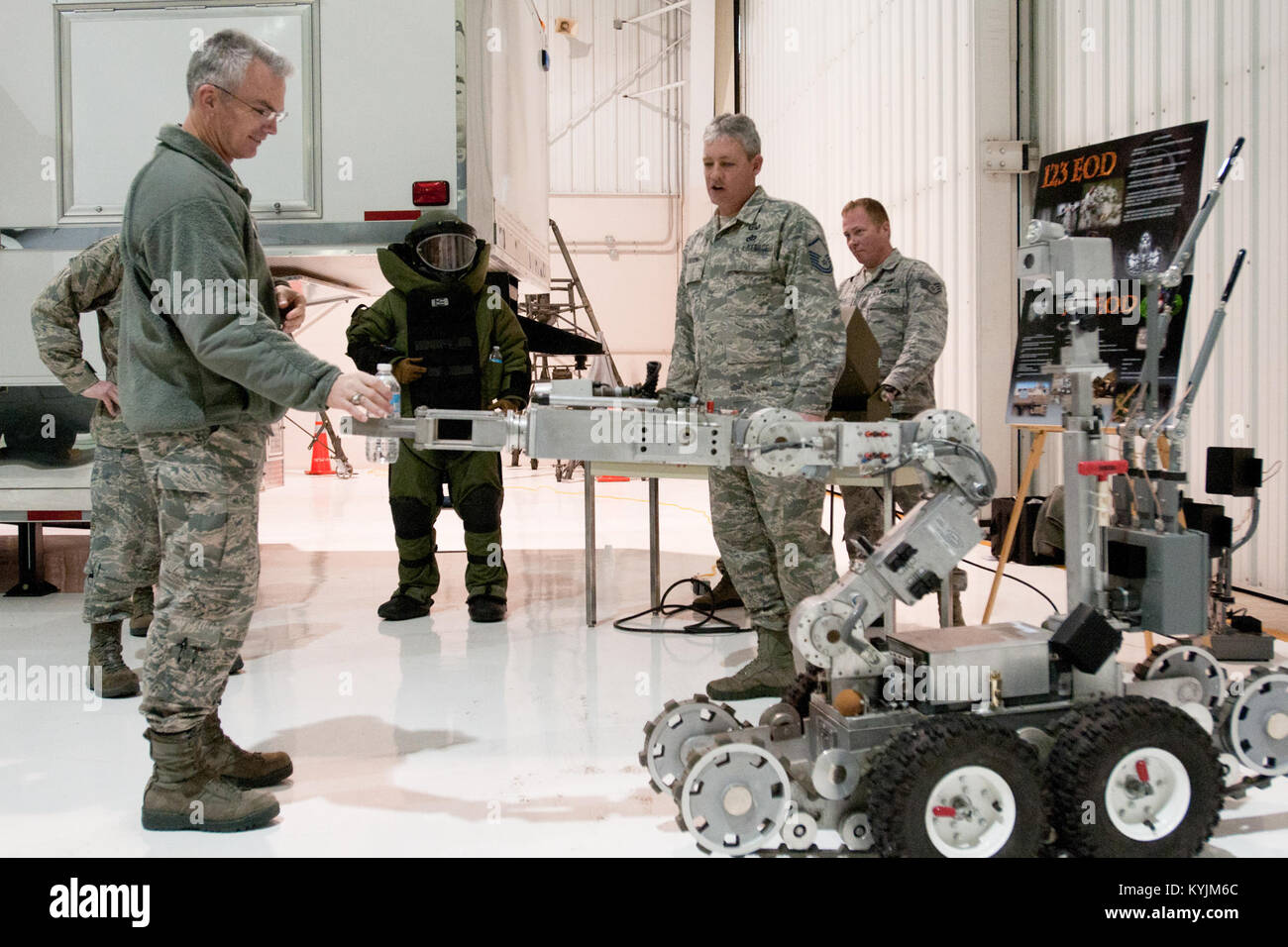 El General Paul J. Selva (izquierda), comandante del Comando de Movilidad Aérea, recibe una demostración de Explosivos de la 123F-6 del vuelo Andros robot durante una visita a la base de la Guardia Aérea de Kentucky el 5 de febrero de 2013, en Louisville, Ky. La Guardia Nacional Aérea de Kentucky (foto por el Sargento Primero. Phil Speck) Foto de stock