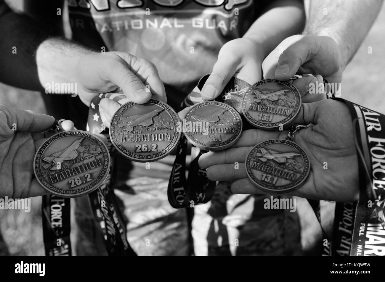 Aviadores de la Guardia Nacional Aérea de Kentucky ganó medallas pantalla ejecutando la Fuerza Aérea plena maratón y medio maratón el 20 de septiembre en Dayton, Ohio. Este es el 18º año en el evento, que se celebra el tercer sábado de septiembre en honor del cumpleaños de la Fuerza Aérea. (Ee.Uu. Foto de la Guardia Nacional Aérea por el Sargento. Vicky Spesard) Foto de stock