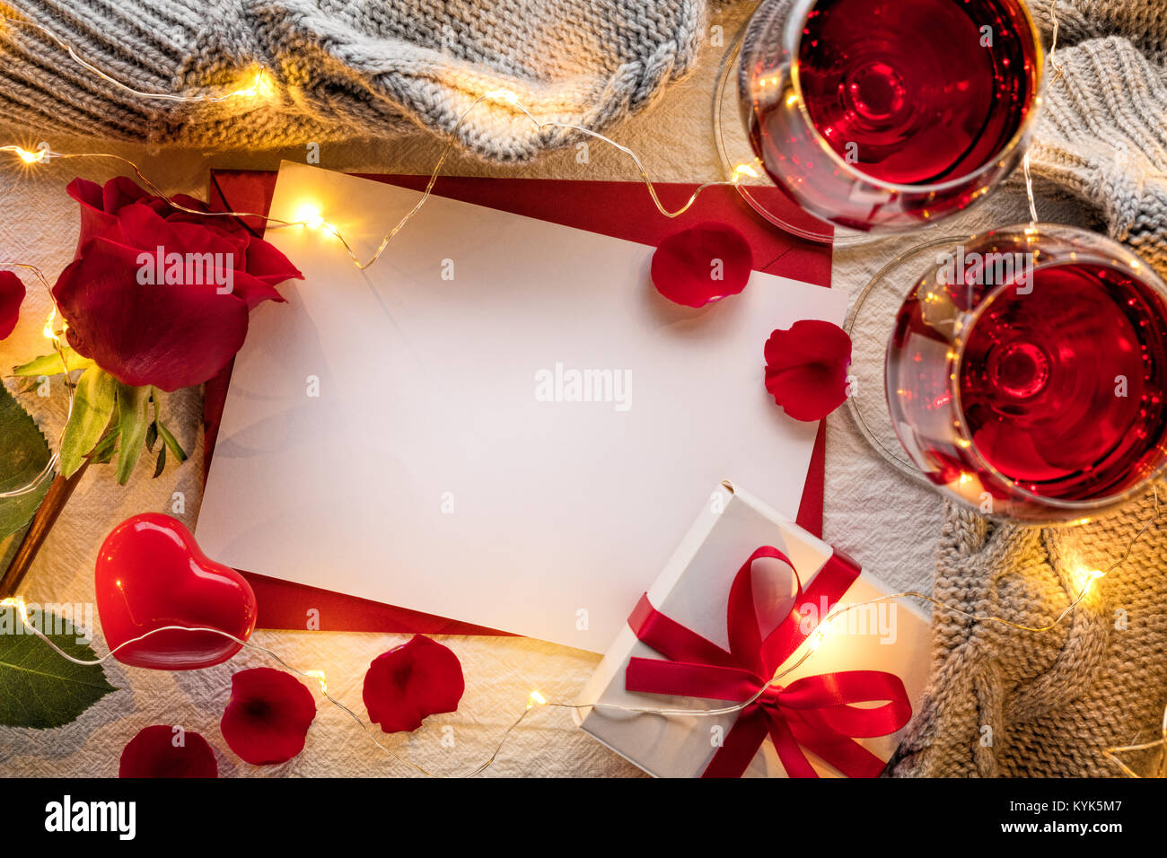 Celebración del Día de San Valentín con vino tinto,rose y tarjeta Foto de stock