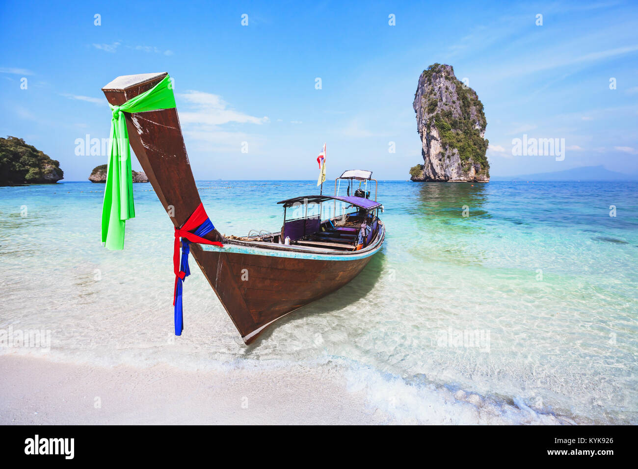 Hermosa playa en Tailandia, paraíso de paisaje con agua clara y azul turquesa bote de cola larga de madera, los viajes de vacaciones de verano Foto de stock