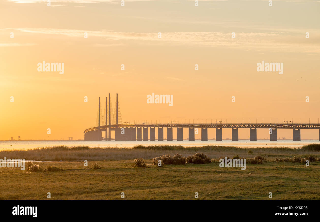 Y el Puente de Oresund Oresund al atardecer visto desde Bunkeflostrand en Malmo, Suecia Foto de stock