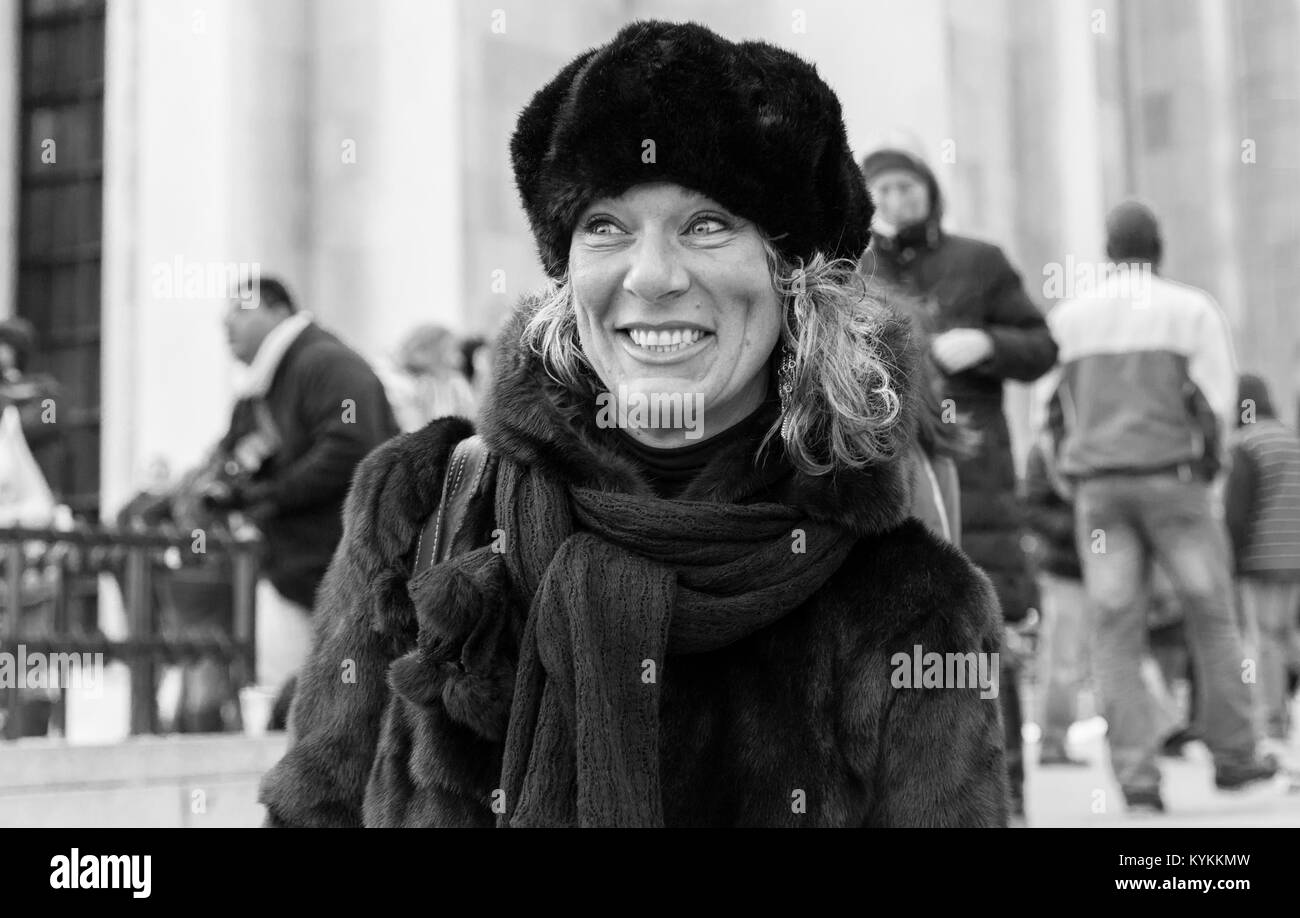 París, Francia, Cándido retrato de un sonriente hermosa mujer madura, vistiendo un sombrero de piel en un frío día de invierno. Blanco y negro. Foto de stock
