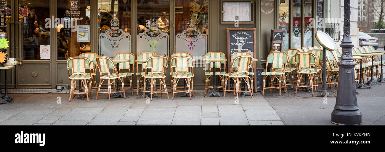 PARIS - Dec 23, 2013: típico café exterior tejido tradicional con sillas y mesas para los clientes en espera Foto de stock