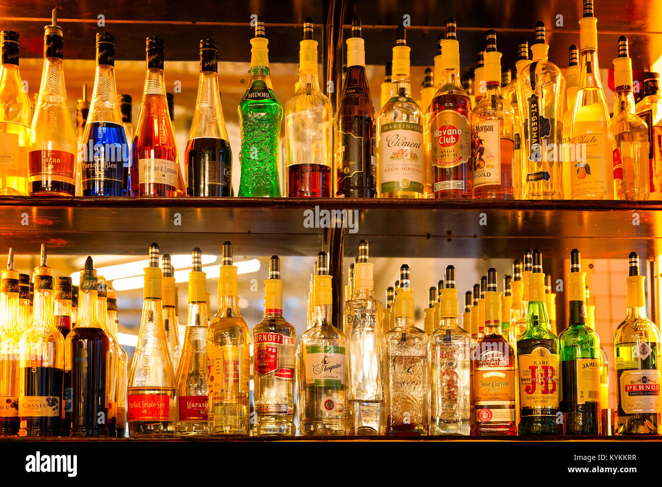 PARIS - Dec 23, 2013: las botellas de alcohol y bebidas alcohólicas en los  estantes en un bar. Variedad de Francés y etiquetas importadas Fotografía  de stock - Alamy