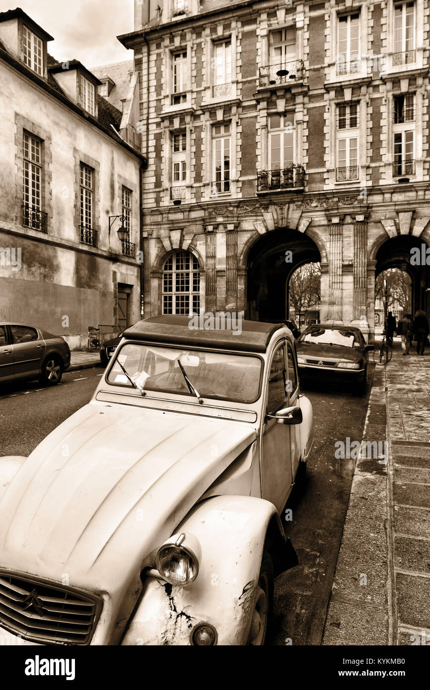 París, Francia, un clásico francés coche estacionado en una calle cerca de la Place des Vosges. El modelo de Citroën Deux Chevaux es un automóvil icónico de París. Sepia Foto de stock