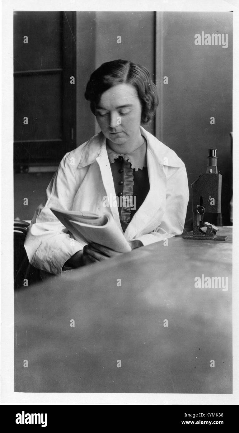 María Van Rensselaer Buell (1893-1969), sentado en el laboratorio con microscopio, o 3322785642 Foto de stock
