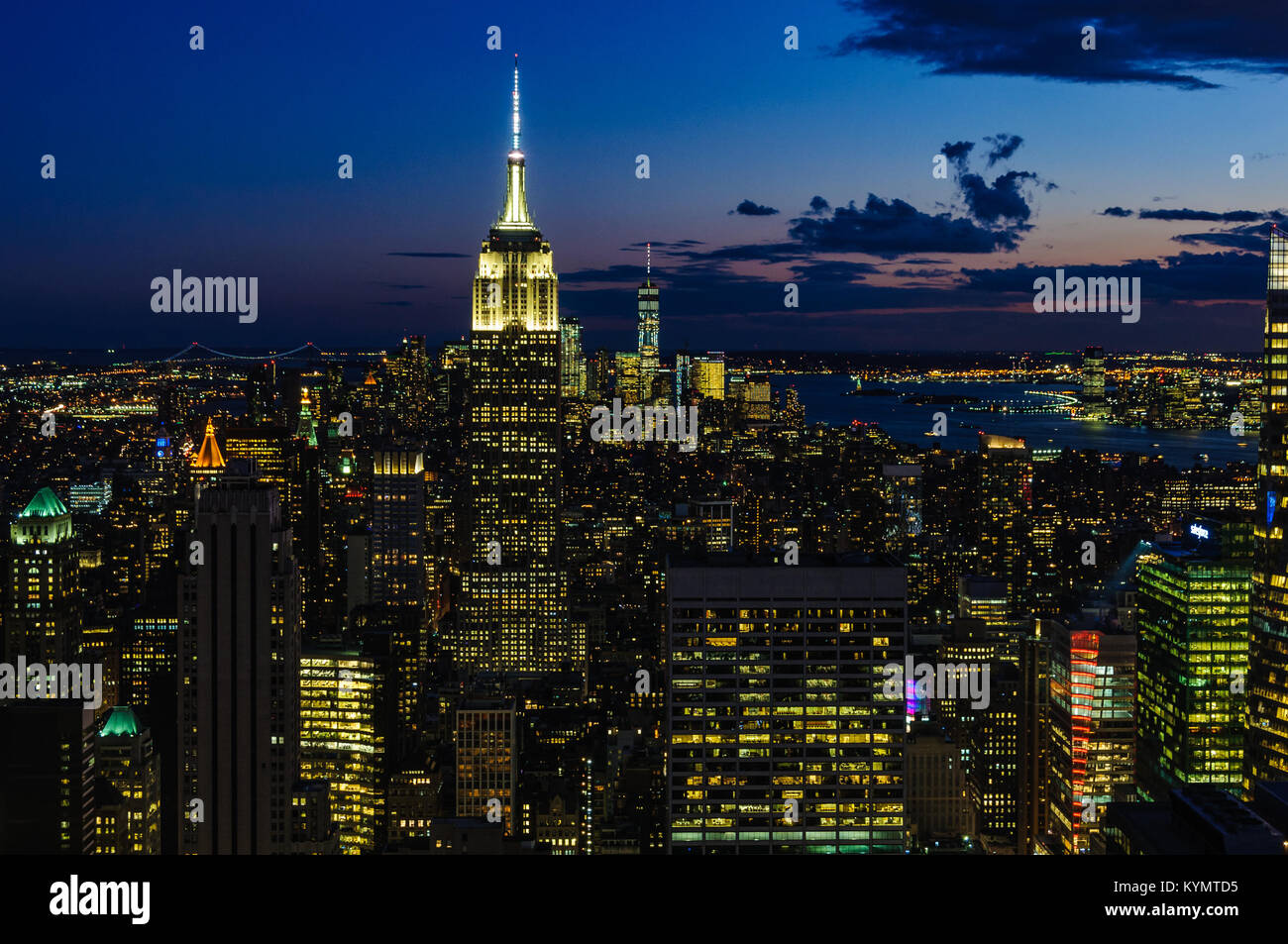 Vista de la ciudad y el Edificio Empire State en la noche desde la parte superior de la cubierta de observación de Rock en Nueva York, EE.UU. Foto de stock