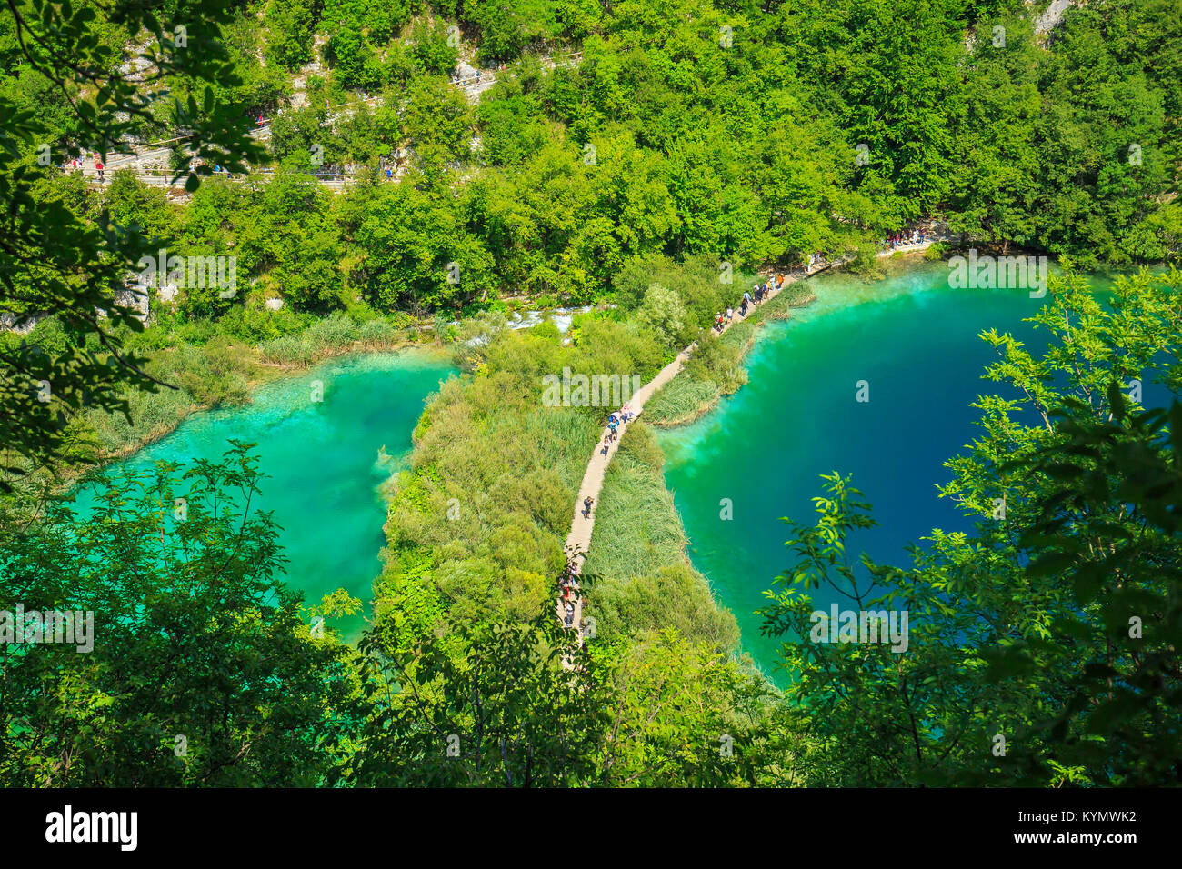 Antena colorida vista escénica en el bosque, los árboles, paisaje, con lagos y cascadas de agua azul de los lagos de Plitvice, Croacia Foto de stock