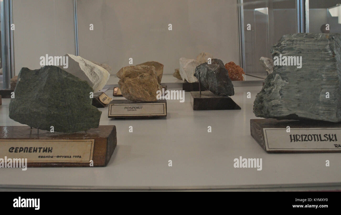 Varias piedras semi preciosas muestran en exhibición con etiquetas de Serbia Foto de stock