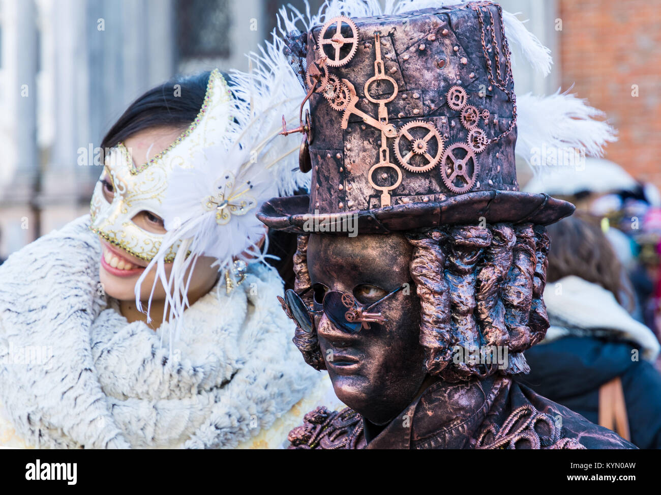 Venecia, Italia, 6 de febrero de 2016: par de trajes y máscaras en la plaza  de San Marcos durante el carnaval de Venecia Fotografía de stock - Alamy