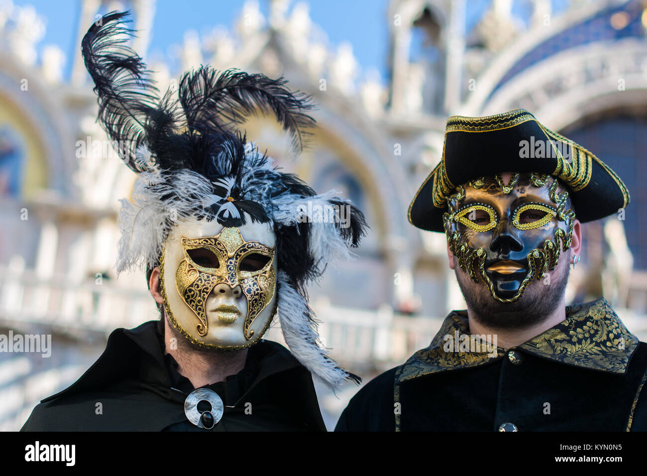 Venecia, Italia, 6 de febrero de 2016 : pareja en traje y máscara en el  Carnaval de Venecia. El Carnaval de Venecia es un festival anual, famosa en  todo el mundo por